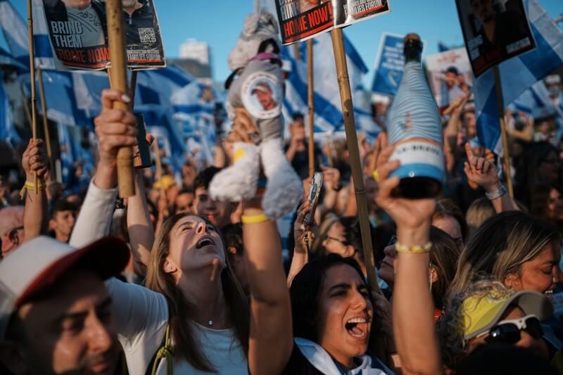 Die Menschen in Israel feiern die Rückkehr der ersten Geiseln.