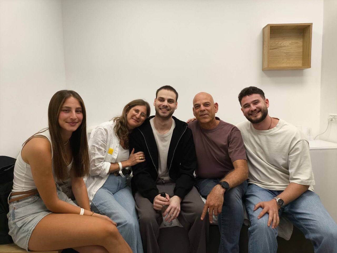 Wunderschöner Moment, wunderschönes Bild: die deutsch-israelische Ex-Geisel Alon Ohel im Kreise seiner Angehörigen. Der Horror ist vorbei.