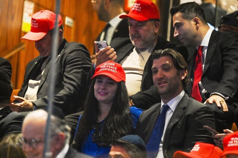 Warten auf Trump – mit Trump-Käppis: „Trump the peace president“ – Trump der Friedenspräsident.
