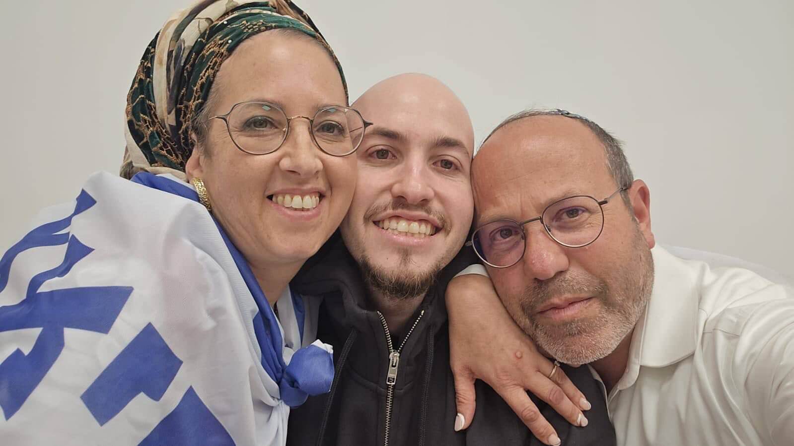 Der Überlebende Eitan Mor in den Armen seiner Eltern