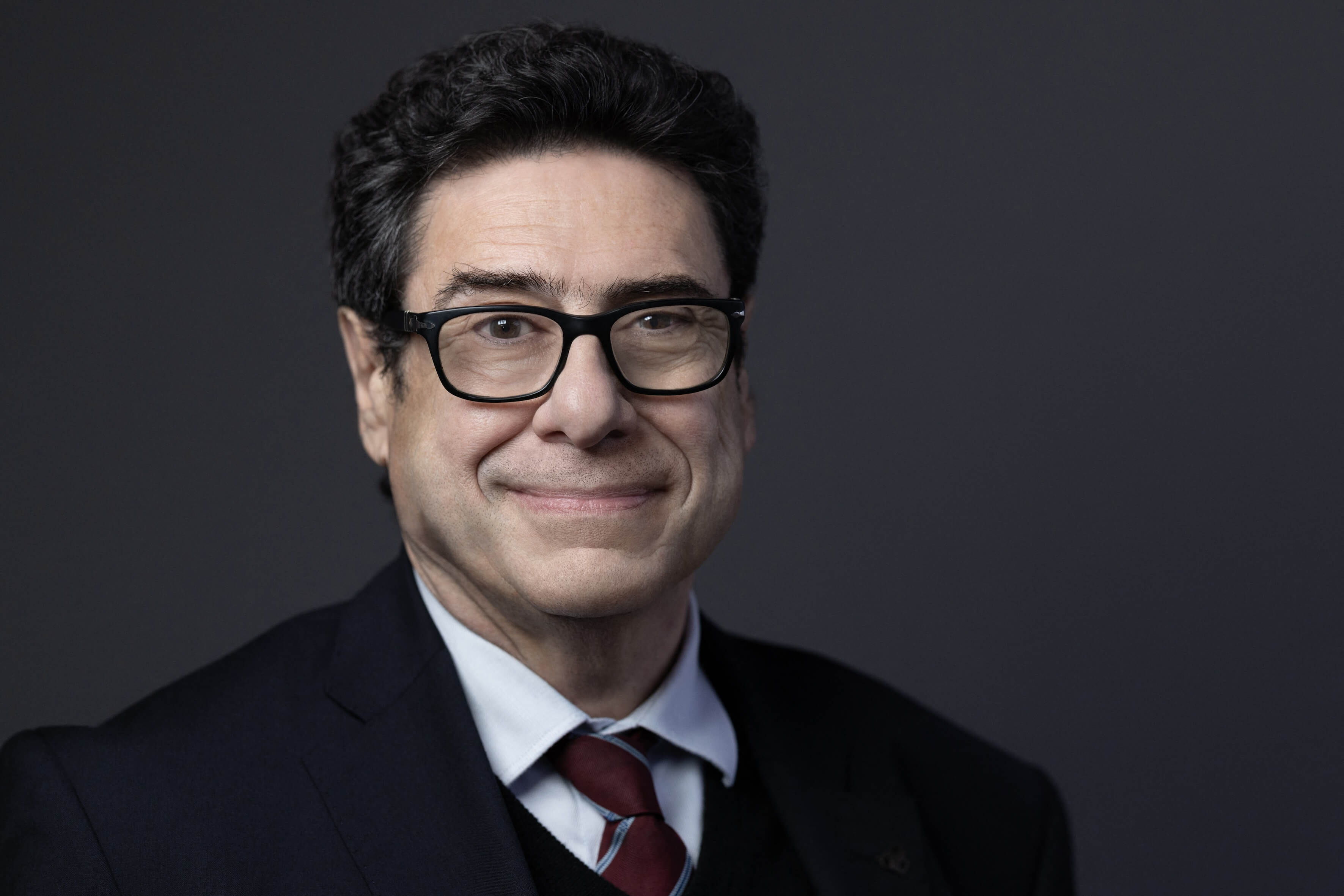 Philippe Aghion (Bild), Professor am Collège de France, erhielt gemeinsam mit Joel Mokyr und Peter Howitt den Wirtschaftsnobelpreis 2025 – für bahnbrechende Forschung über innovationgetriebenes, dauerhaftes (sustained) Wachstum und „schöpferische Zerstörung“.
