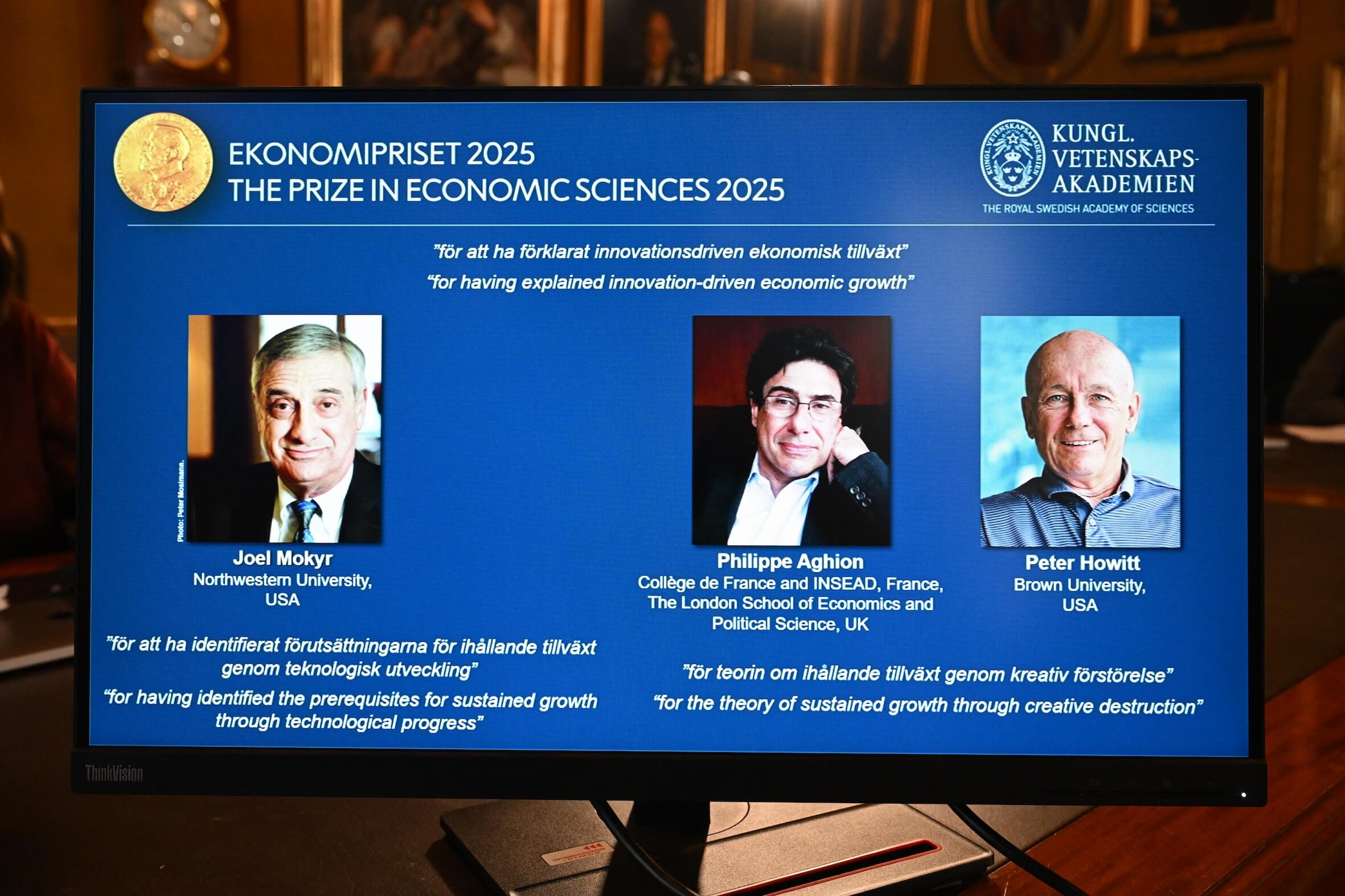 Porträts der Wirtschaftsnobelpreisträger 2025 – Joel Mokyr, Philippe Aghion und Peter Howitt – bei der Bekanntgabe in der Königlichen Schwedischen Akademie der Wissenschaften in Stockholm.