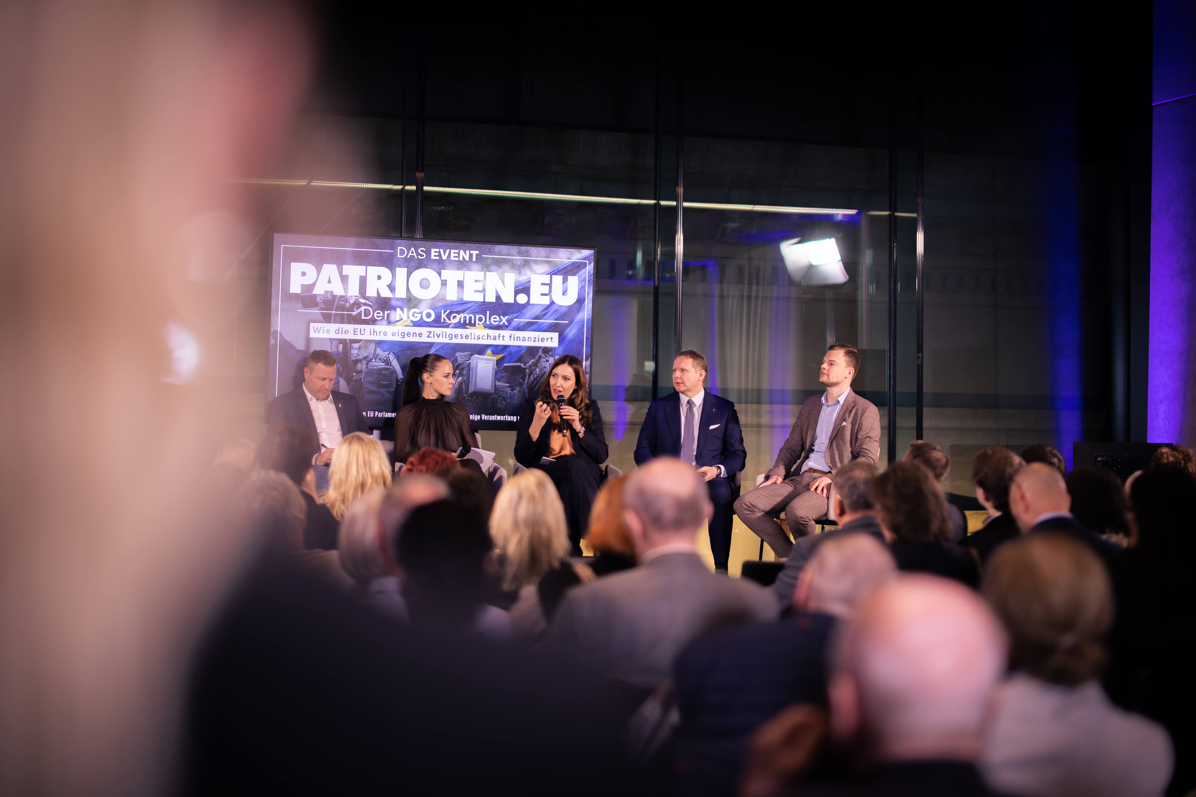 Diskussionsrunde mit u.a. Nius-Redakteur Björn Harms, Krystian Kamiński, Petra Steger (FPÖ), Lisa Schuch-Gubik (FPÖ) und Michael Schnedlitz (FPÖ). (v.r.n.l.)