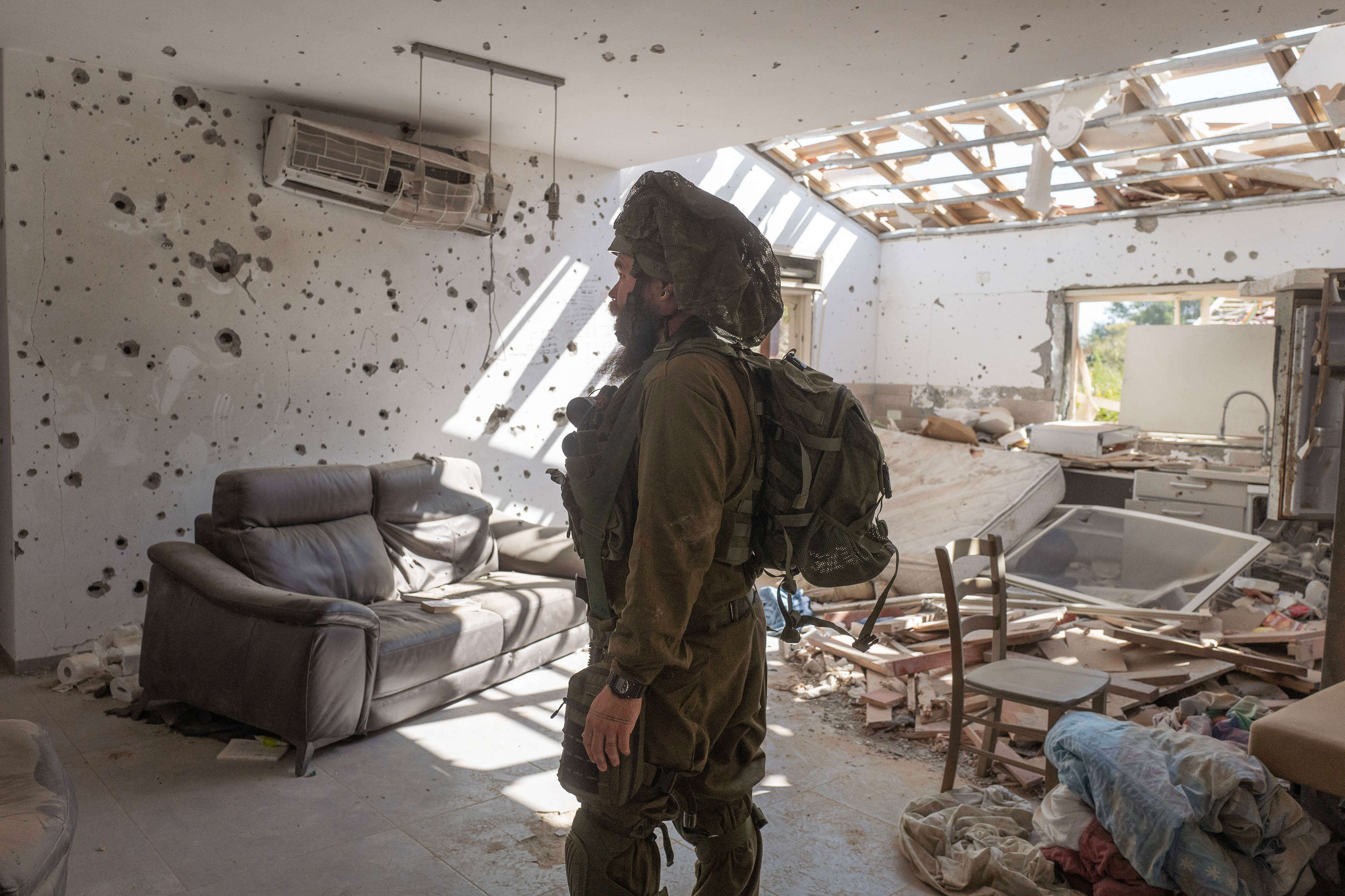 Ein israelischer Soldat geht durch ein zerstörtes Haus in der Gemeinde Kibbutz Be eri an der Grenze zum Gazastreifen
