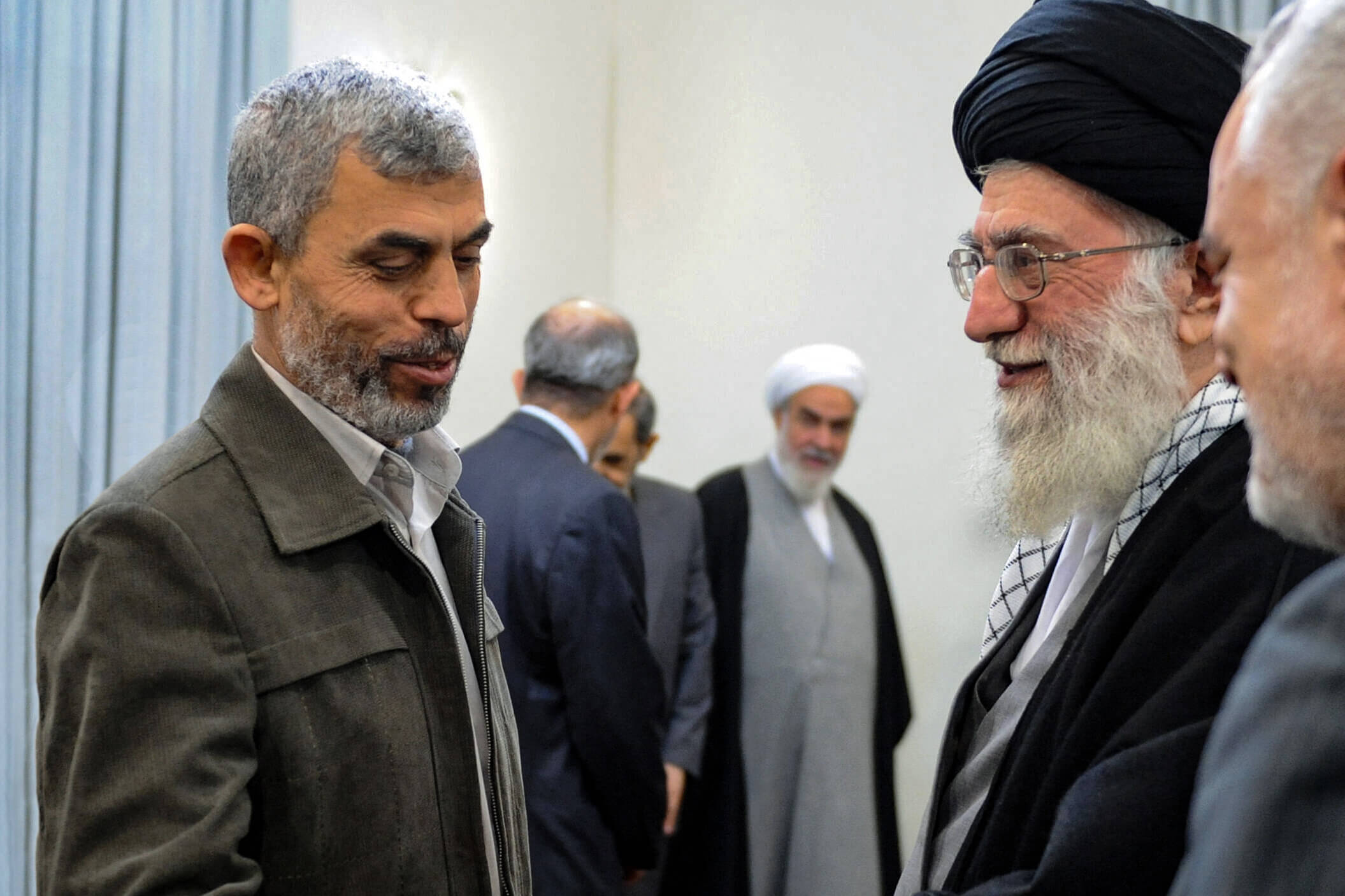 Teheran 2012: Der Oberste Führer Ali Chamenei (r.) begrüßt den mittlerweile getöteten Hamas-Führer Yahya Sinwar. Nach Insiderberichten ist Teheran frustriert, weil der Großangriff auf Israel erst später hätte stattfinden sollen.