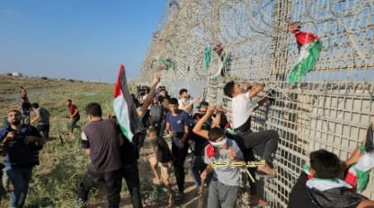 Demonstranten klettern auf den Sicherheitszaun im Osten des Gazastreifens. Das Bild stammt vom Telegram-Kanal des Hamas-Berichterstatters Hassan Aslih.