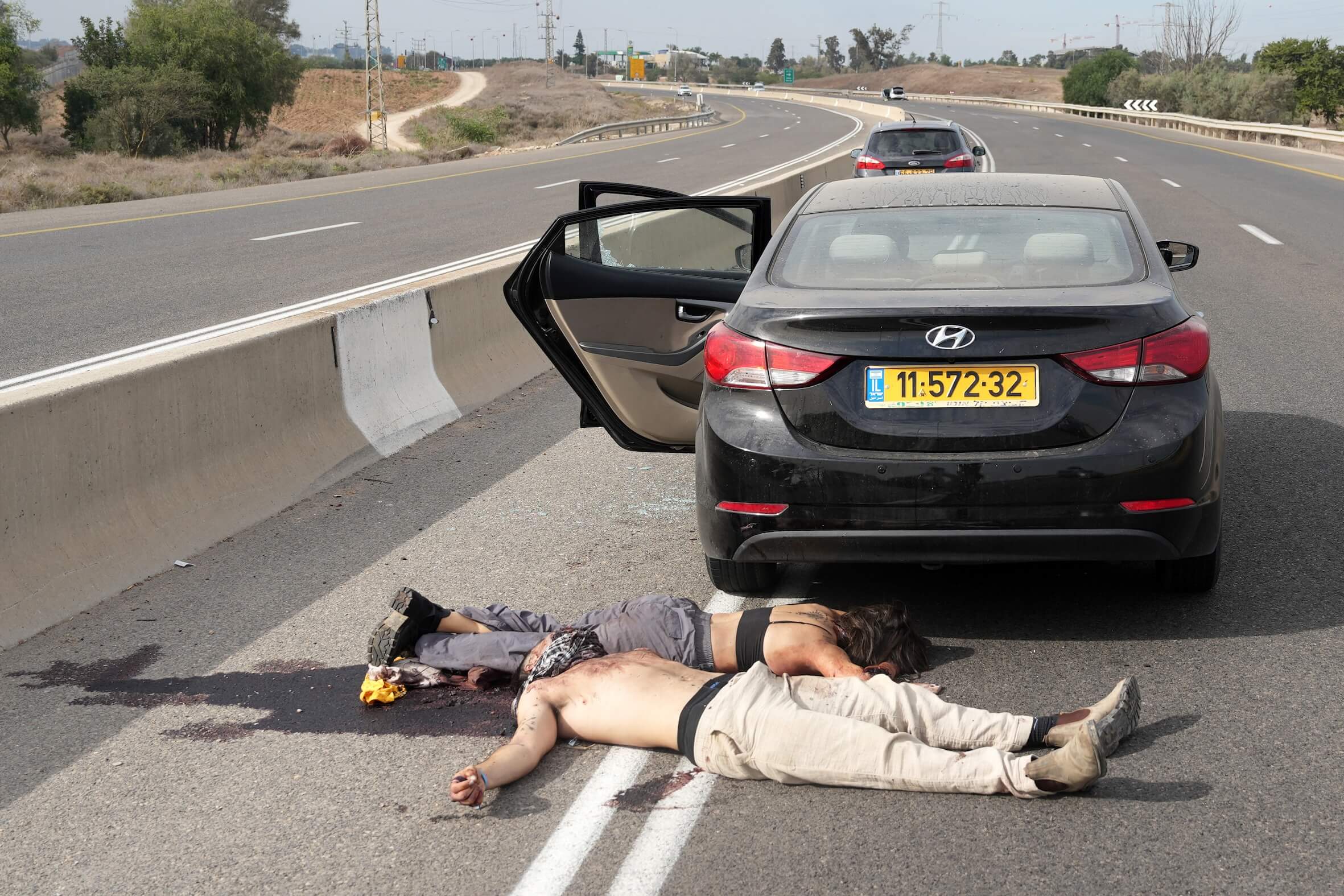 Grausame Bilder des Terrors: Leichen von Zivilisten auf einer Hauptstraße in der südisraelischen Stadt Sderot