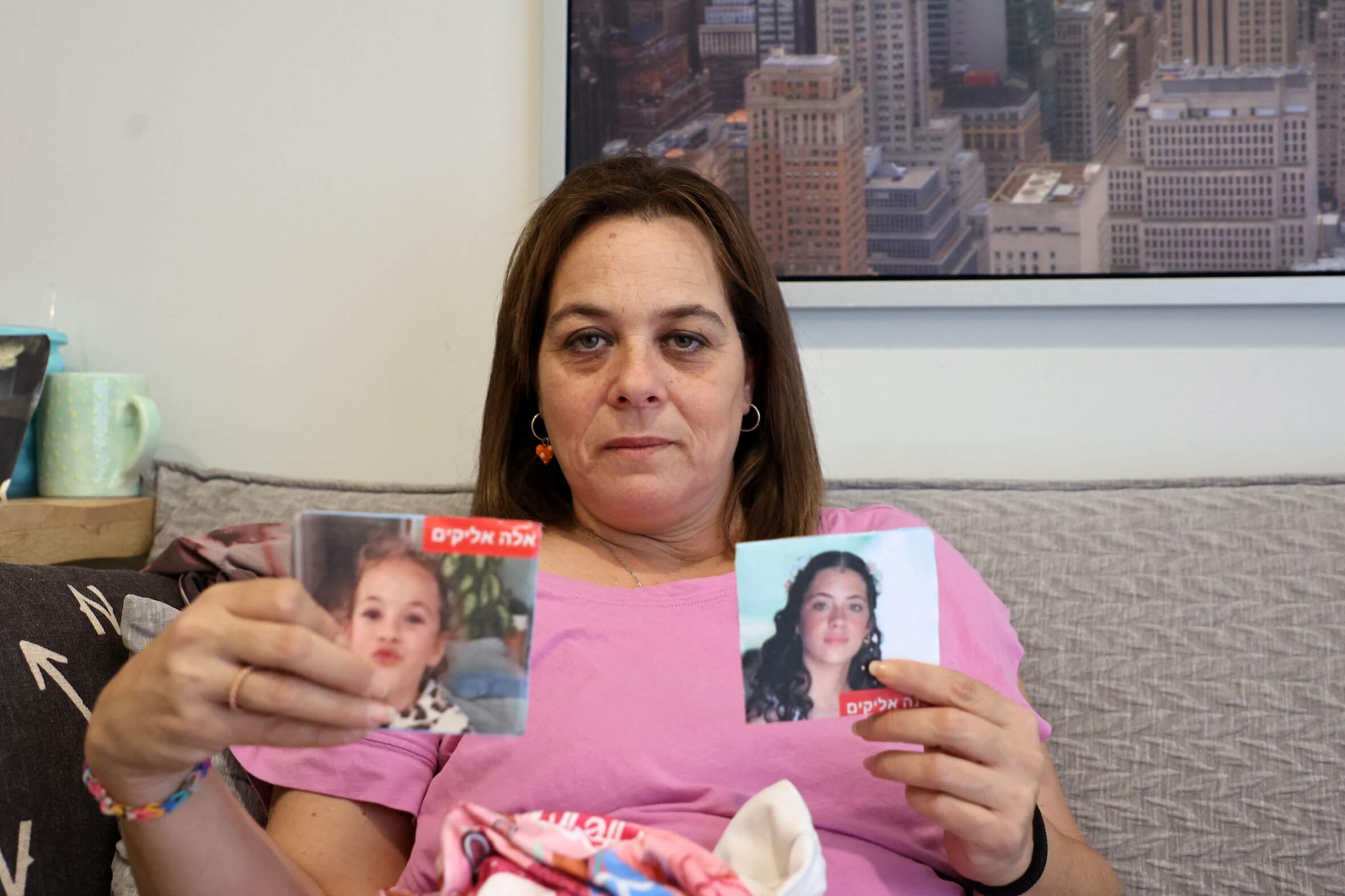 Maayan Zin, die Mutter von Dafna und Ela (damals 15 und 8), die am 7. Oktober entführt wurden, nach 51 Tage schließlich frei kamen. Der Vater wurde erschossen.