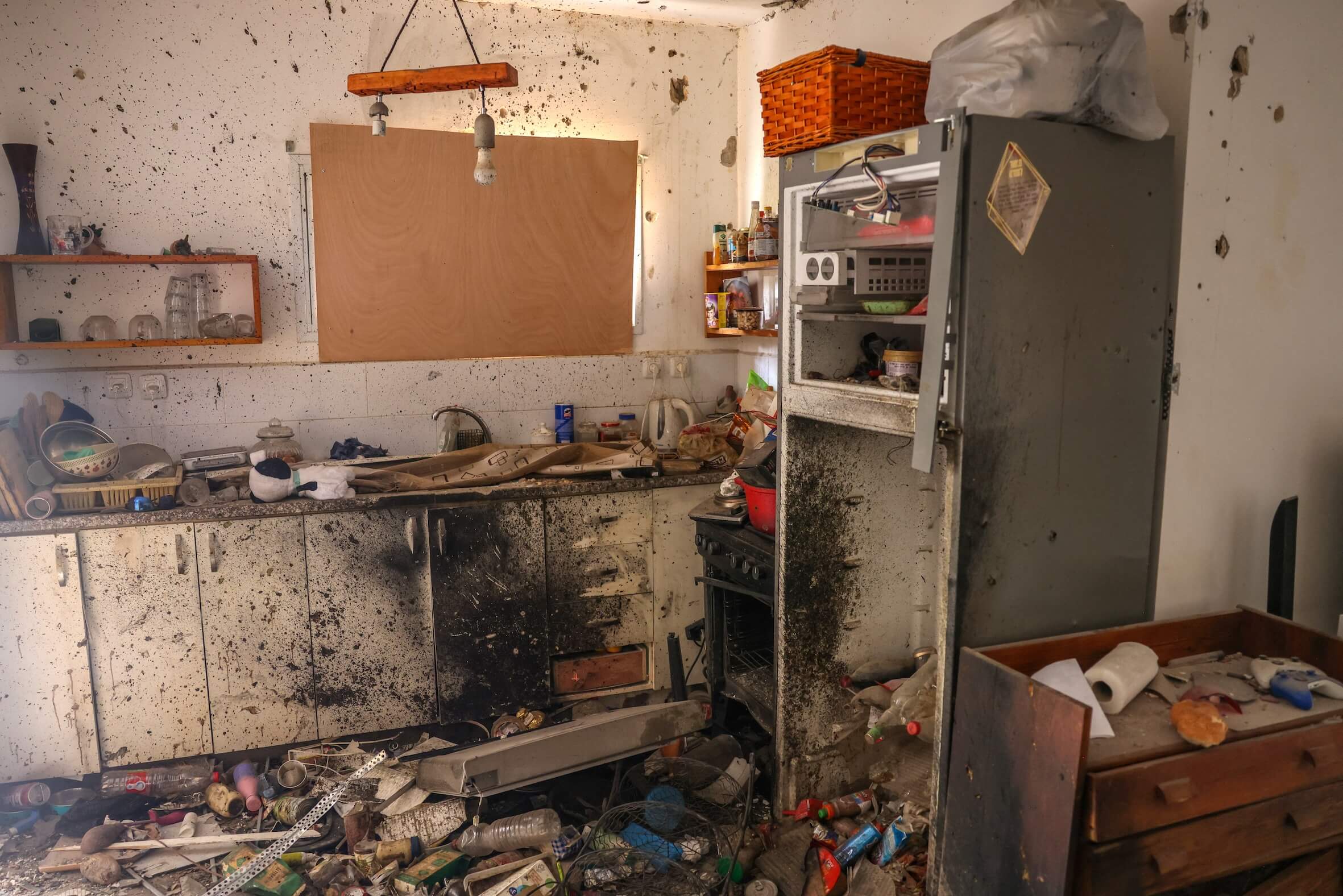 Die Küche eines Hauses im Kibbuz Kissufim nach dem 7. Oktober 2023