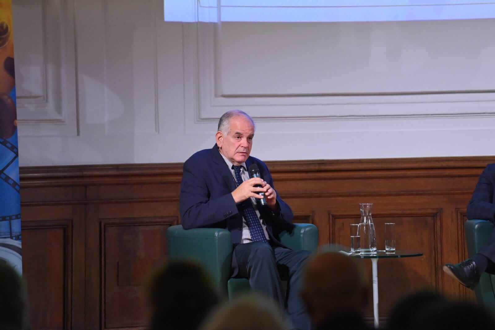 Iddo Netanjahu spricht bei der Präsentation der serbischen Übersetzung von „Itamar K.“ in Wien.