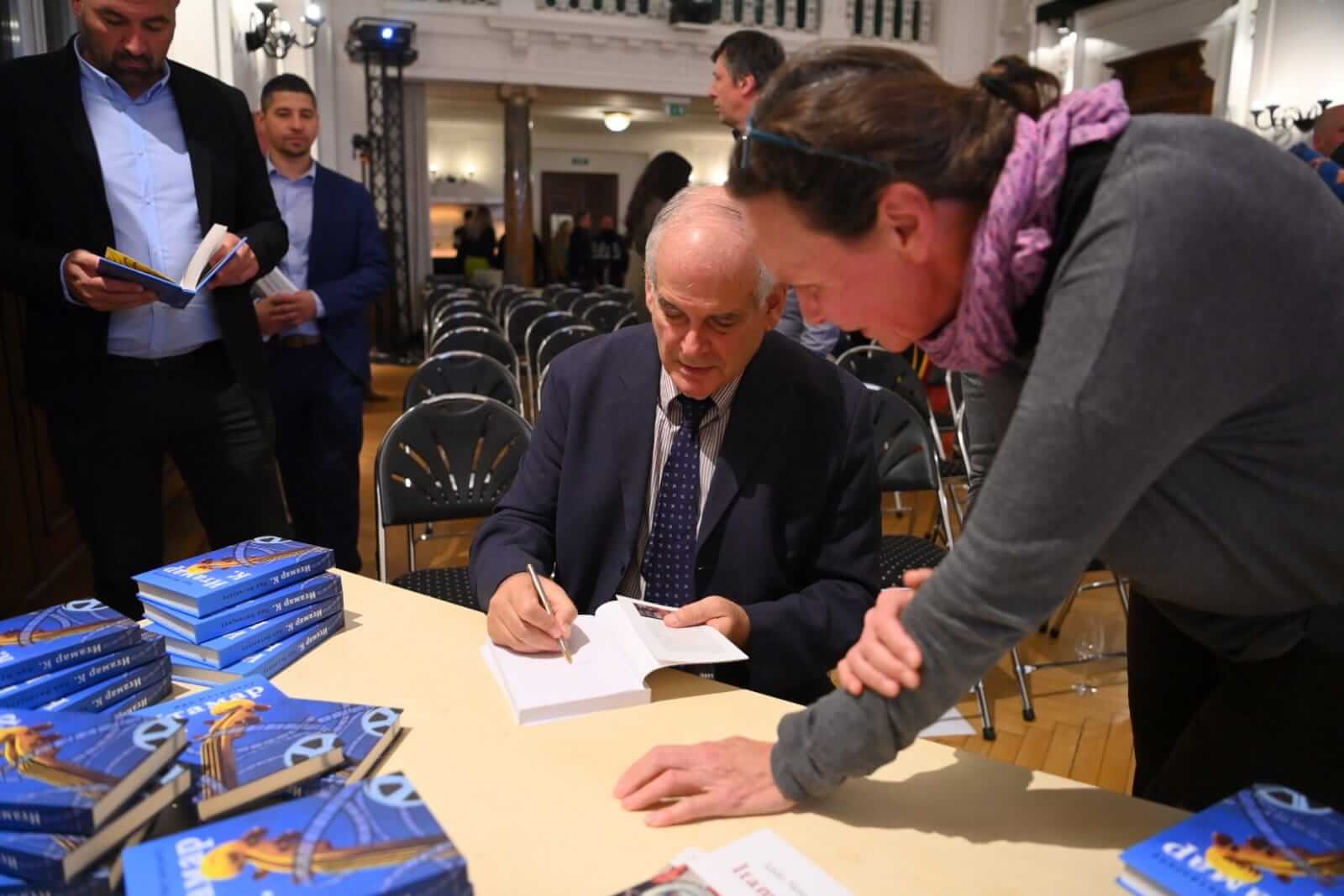 Iddo Netanjahu signiert die serbische Ausgabe von „Itamar K.“.
