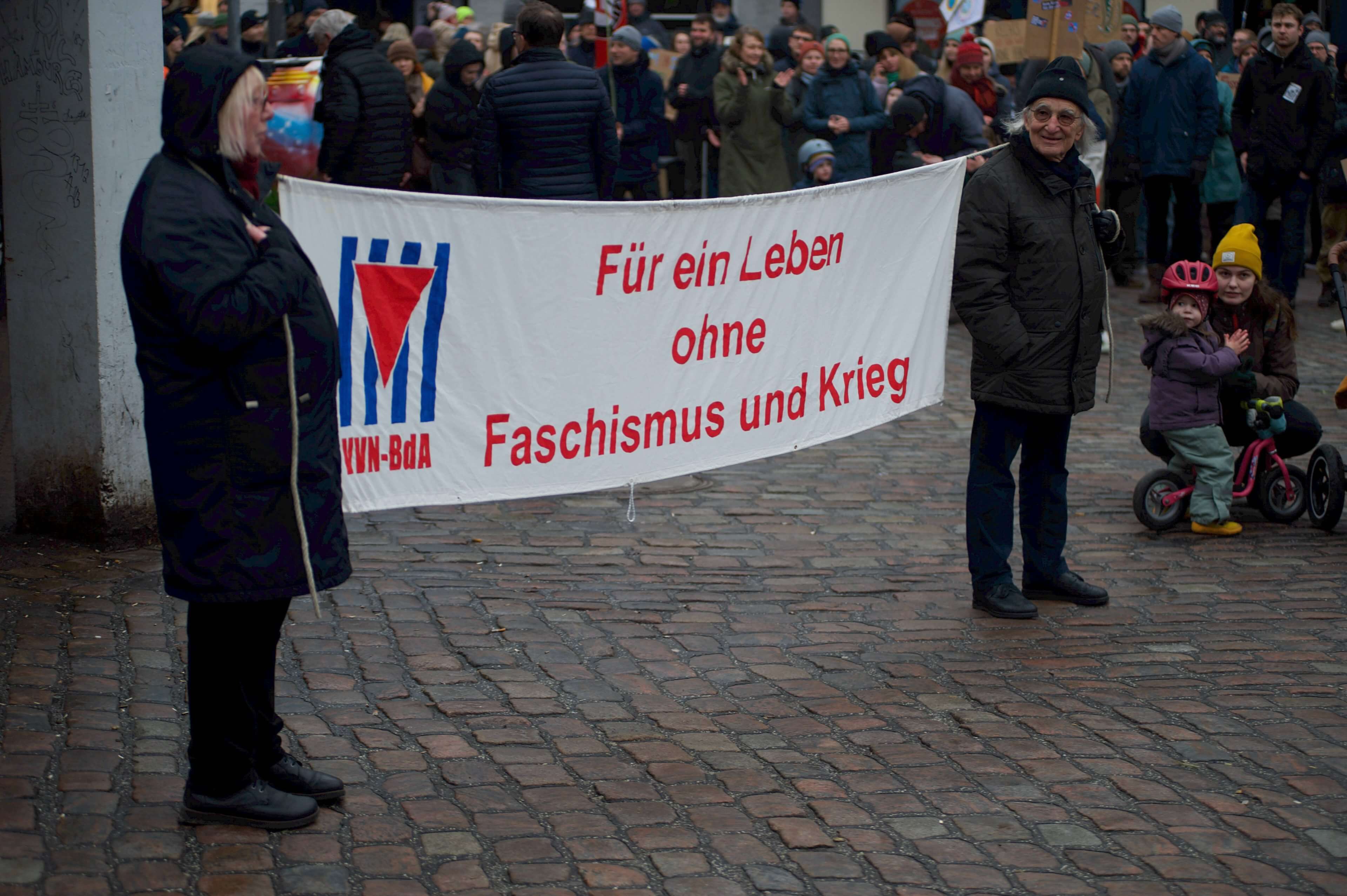 Auf den ersten Blick nur ein paar klapprige Kommunisten, die auf den zweiten Blick aber über nicht wenig Einfluss im Antifa-Milieu verfügen.