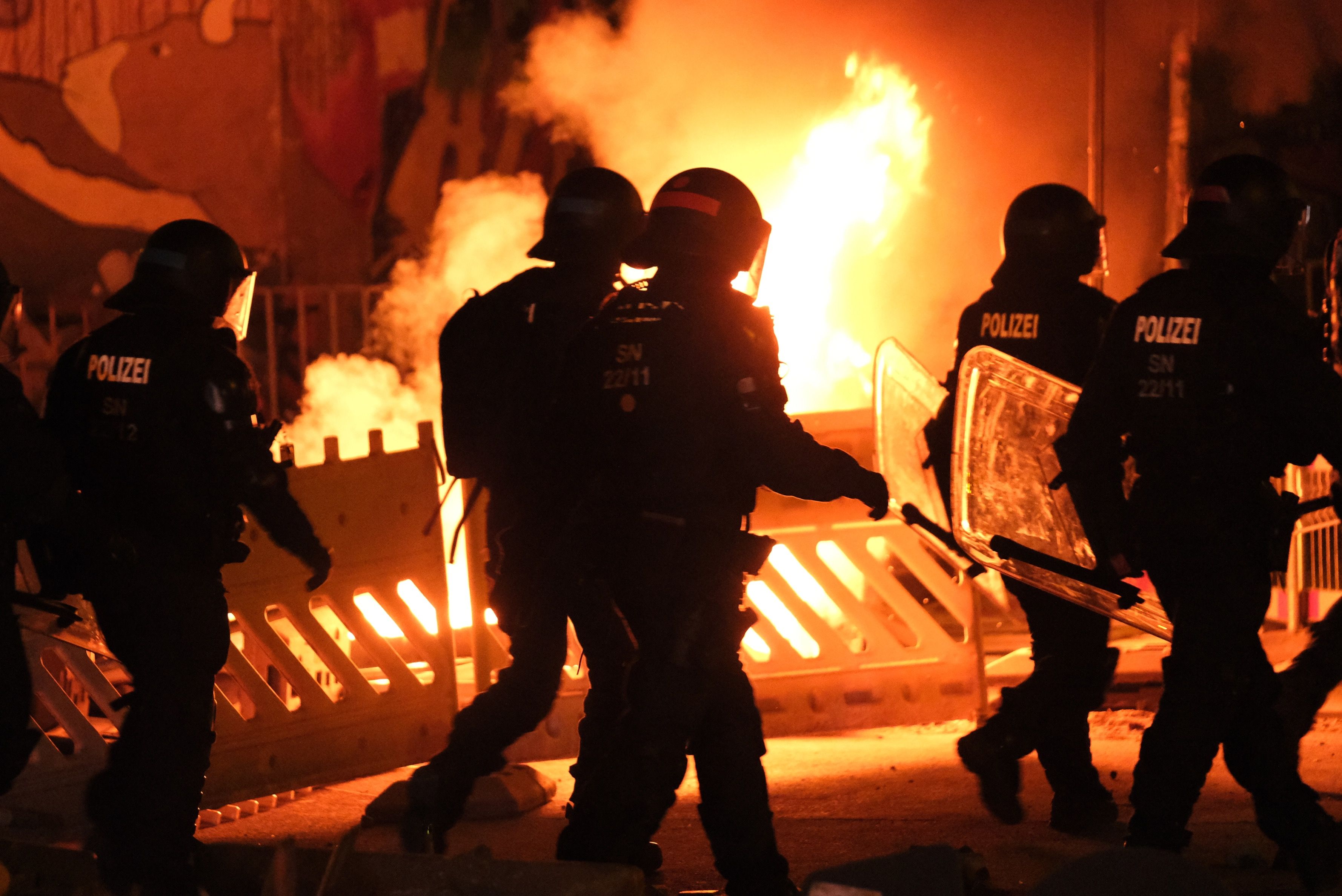 Leipzig im Juni 2023: Polizisten gehen nach Antifa-Protest an einer brennenden Barrikade vorbei. Der Ortsteil Connewitz ist seit Jahren ein Brennpunkt für linksautonome und alternative Szenen.