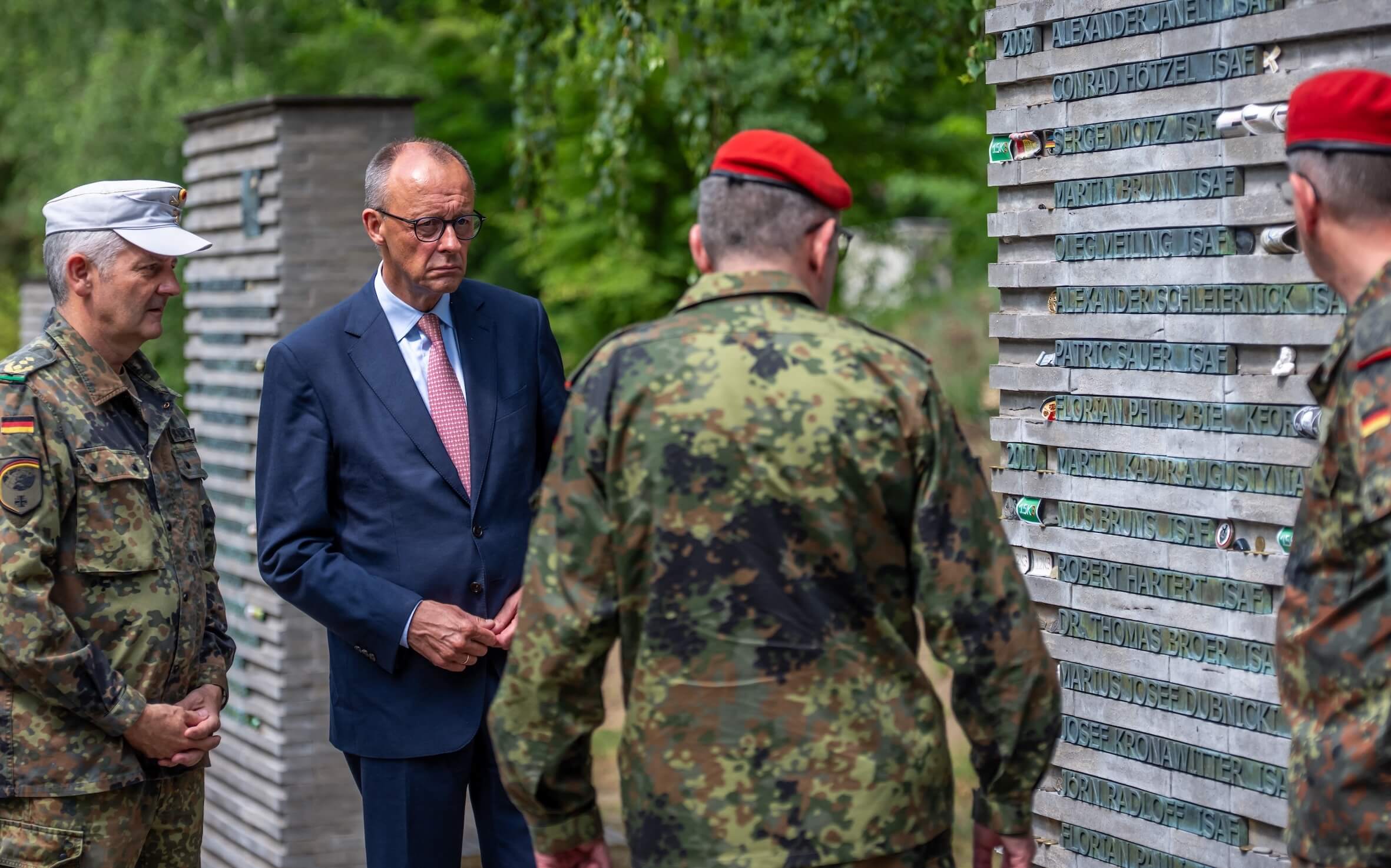 Friedrich Merz spricht mit Bundeswehr-Soldaten: In Deutschland läuft die Debatte um die Rückkehr zur Wehrpflicht.