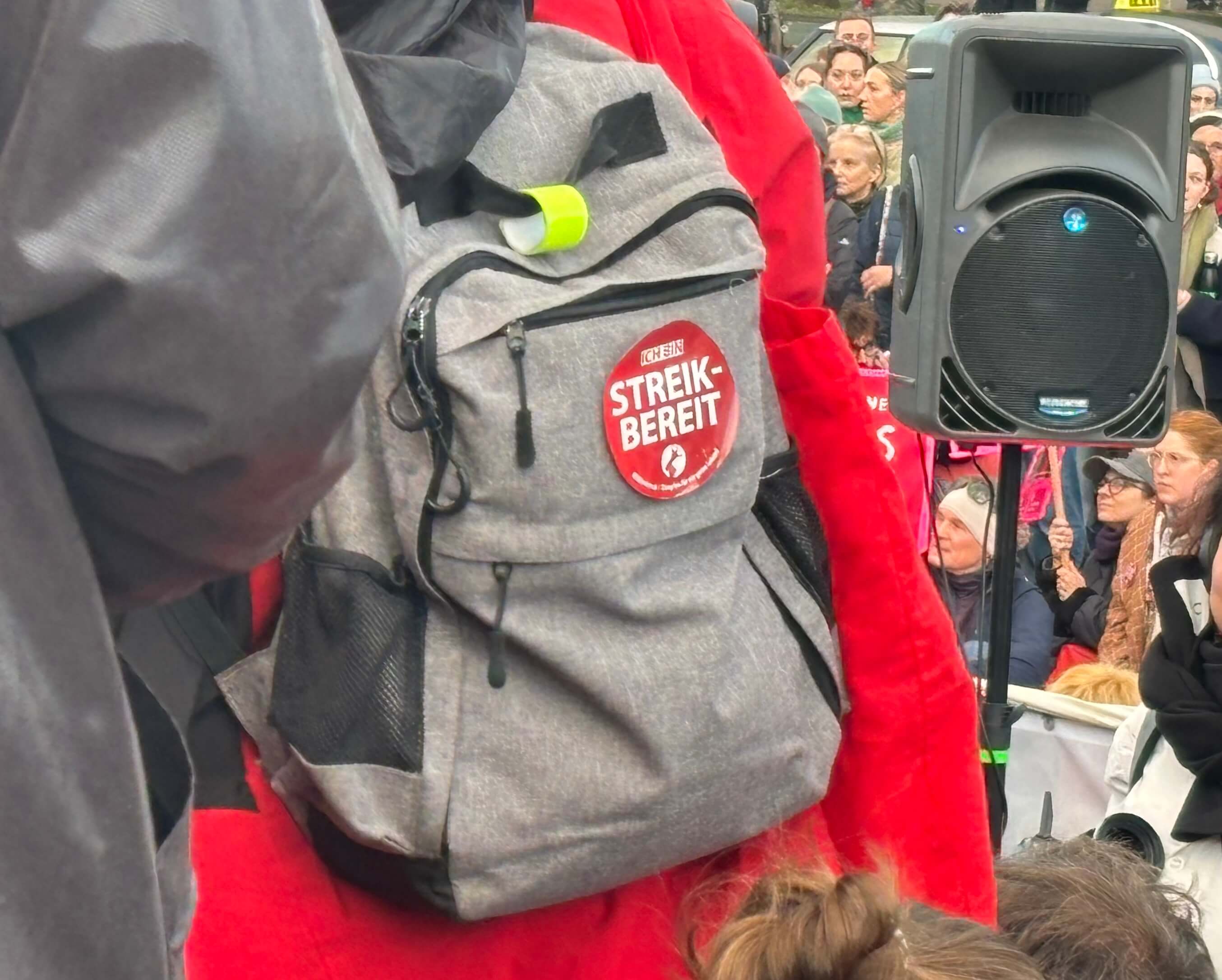 Viele trugen rote Accessoires als Symbol des Protests.
