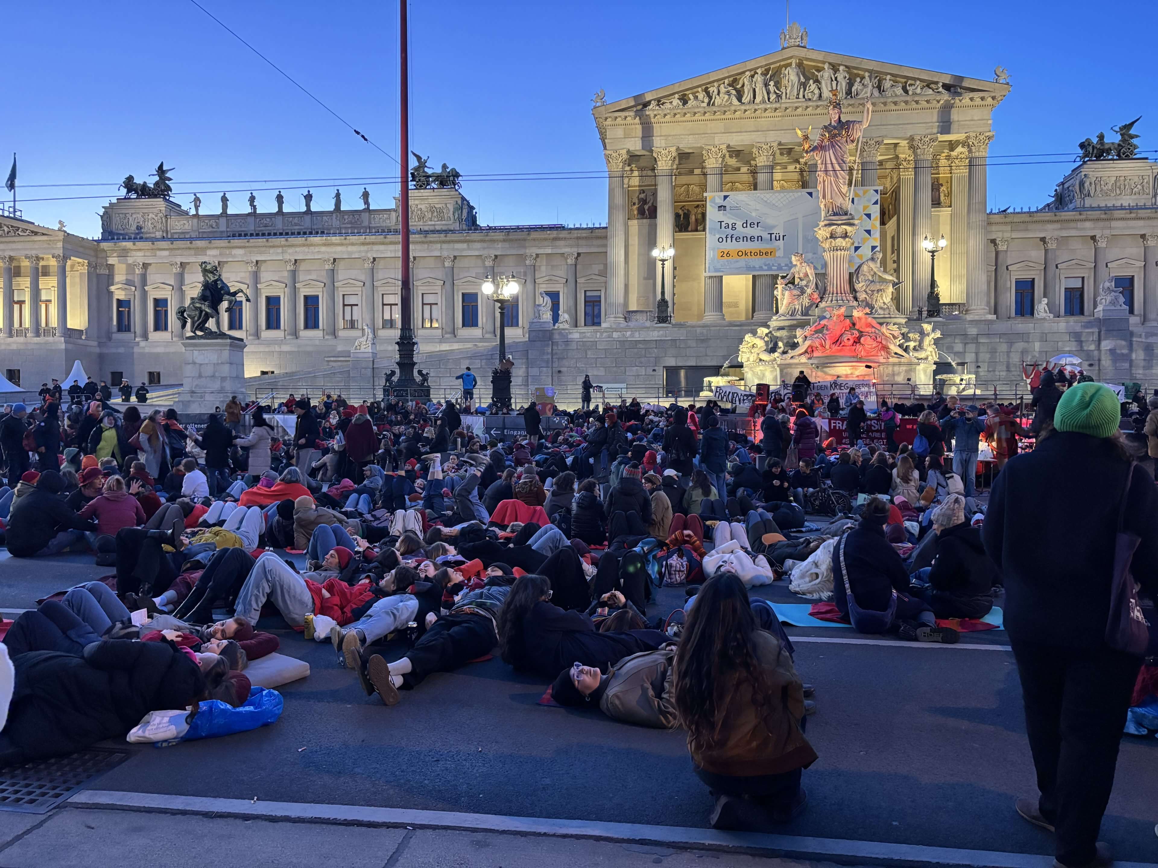 Die Teilnehmer breiten sich mit ihren Decken vom Parlament bis über die Ringstraße aus.
