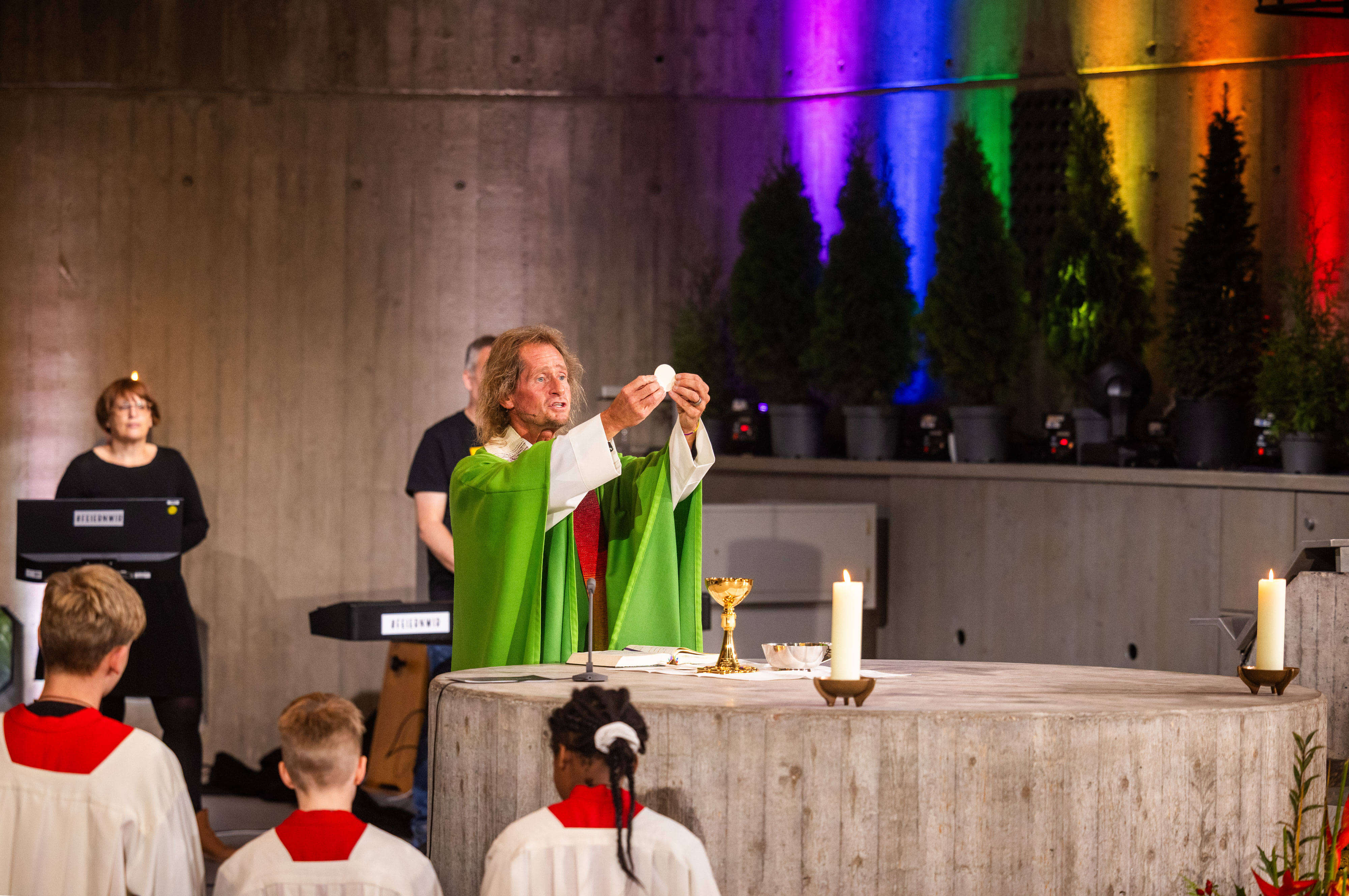 Die Messe in der Kirche St. Anna in Muenster-Mecklenbeck feierte Pfarrer Karsten Weidisch.