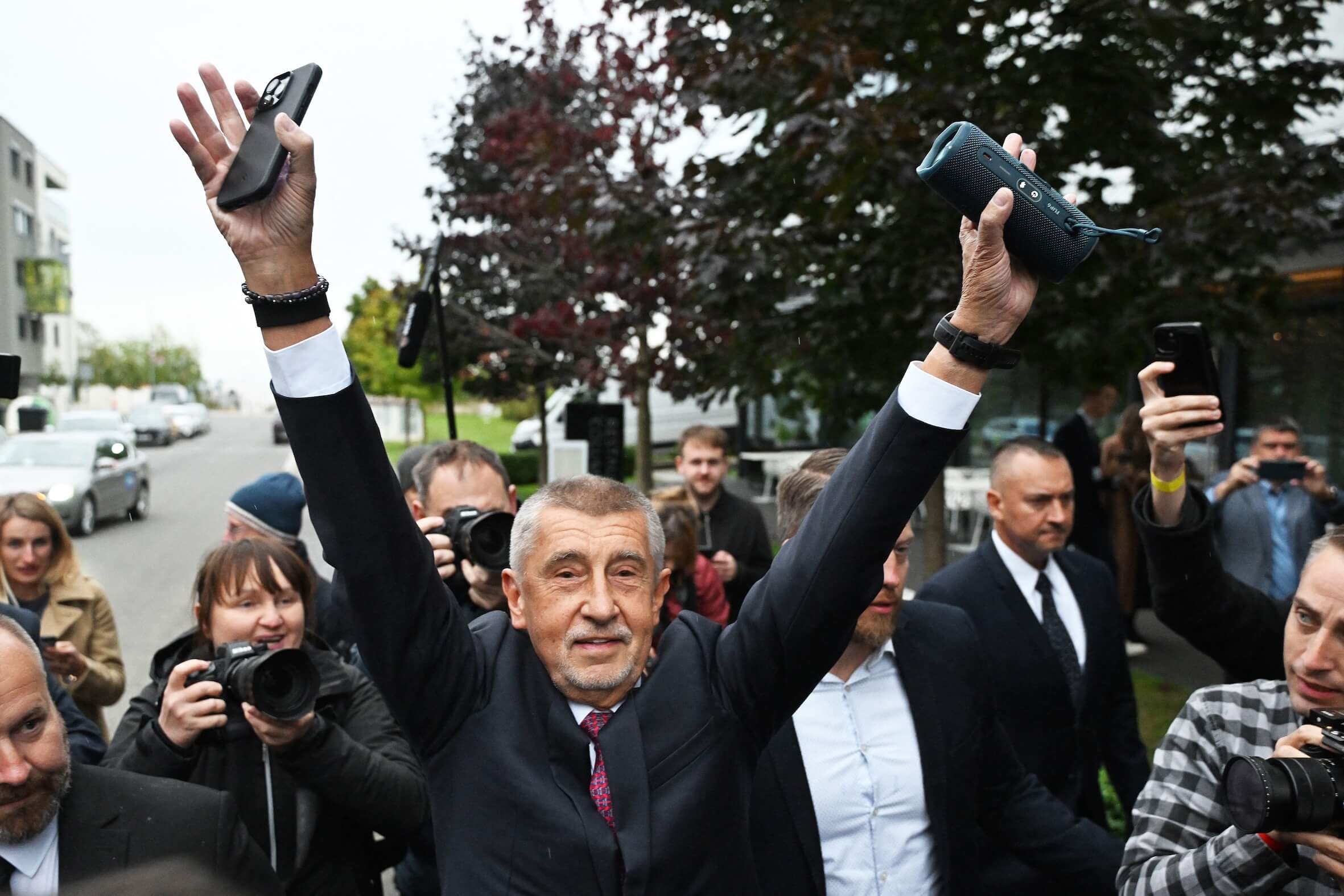 Andrej Babiš, Vorsitzender der ANO-Bewegung, bei seiner Ankunft im Parteihauptquartier während der Parlamentswahlen in Prag – die ANO klar gewann.