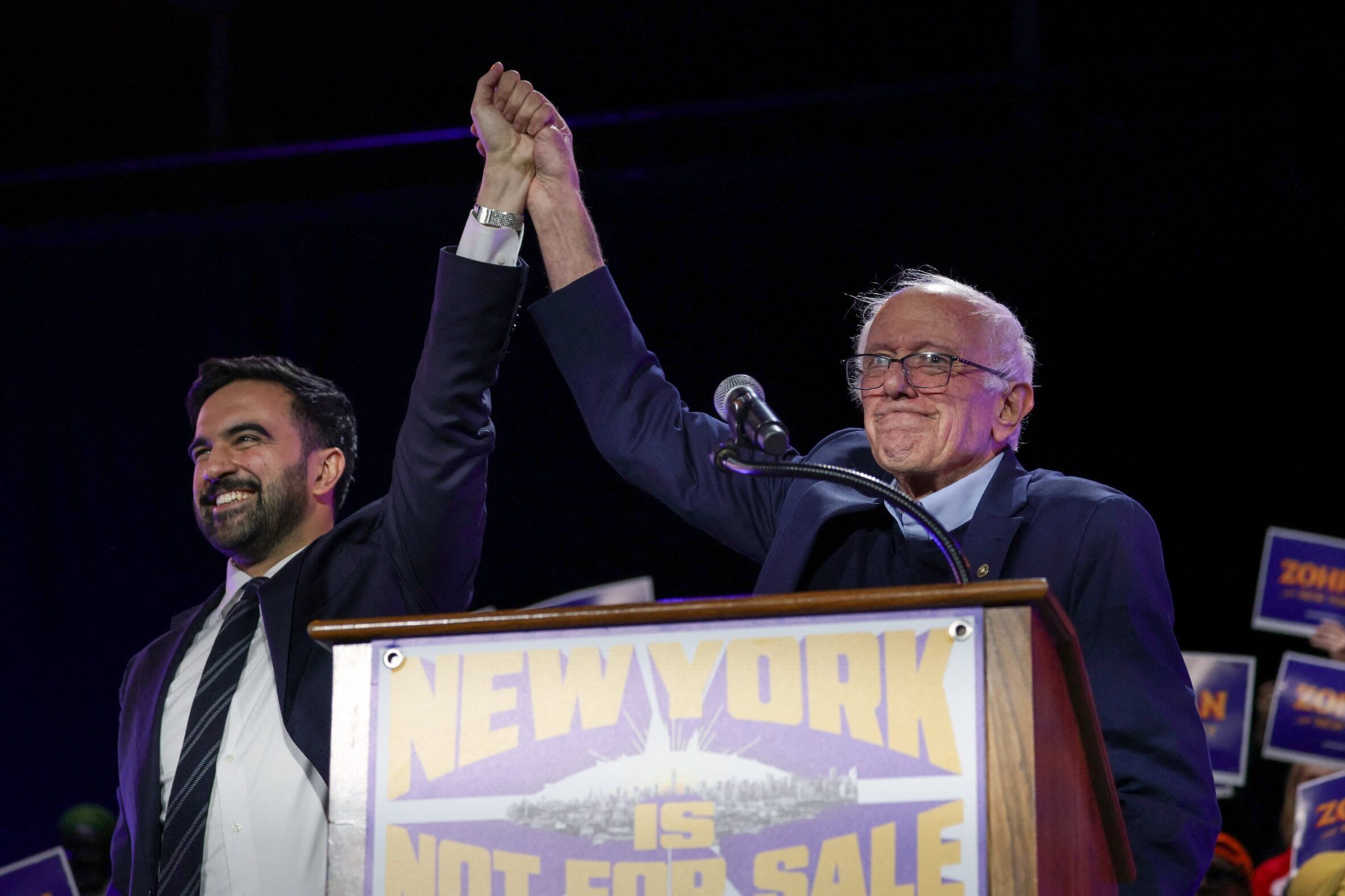 Links-Linke Allianz: Senator Bernie Sanders (r.) stärkt Zohran Mamdani den Rücken – andere Demokraten bleiben skeptisch.