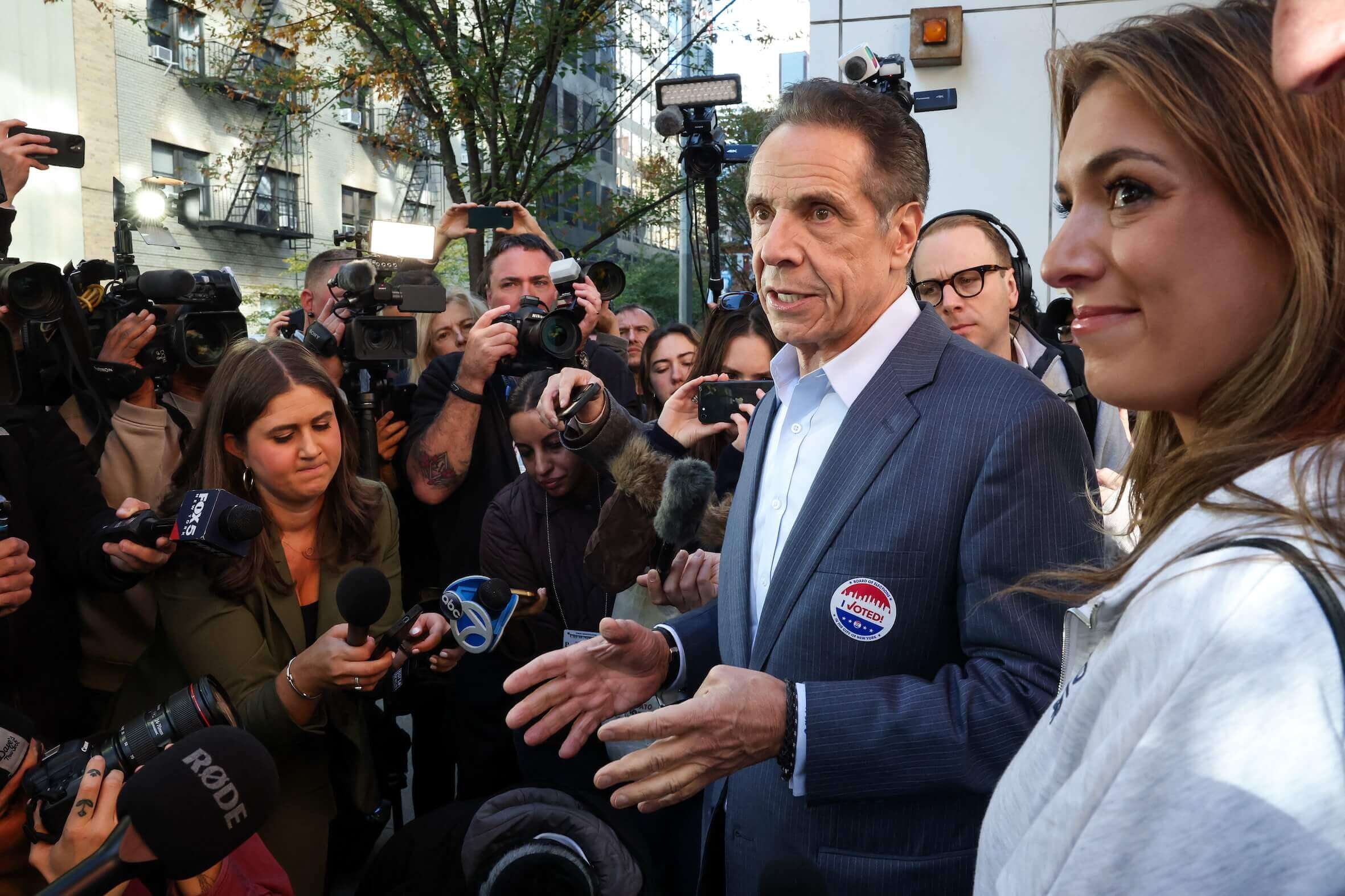 Andrew Cuomo nach seiner Stimmabgabe in Manhattan – der Ex-Gouverneur tritt als Unabhängiger gegen Favorit Zohran Mamdani an.