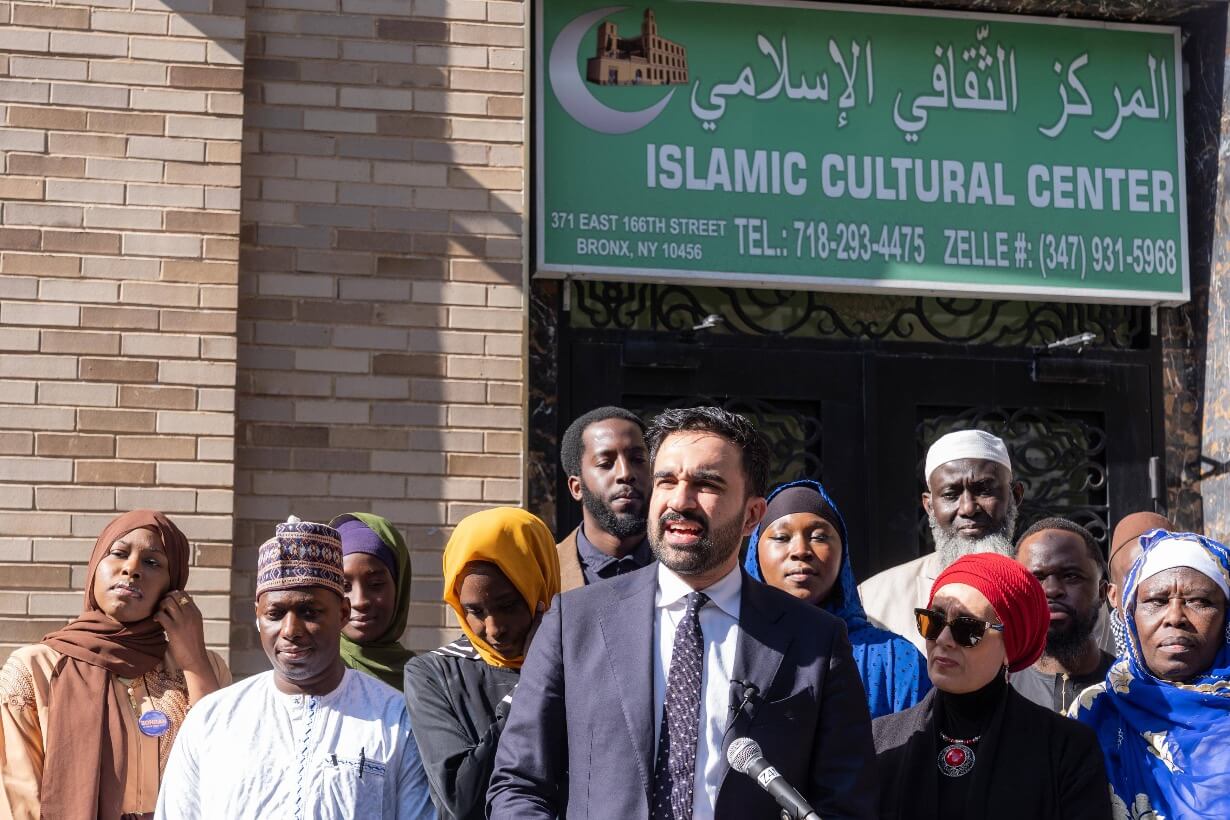 Vor dem Gebet spricht Zohran Mamdani bei einem islamischen Zentrum in den Bronx über Islamophobie.