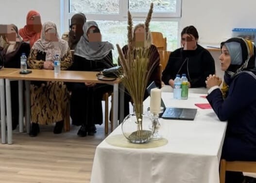 In Mauthausen referierende Predigerin Erincik preis in DIYANET-Schriften den palästinensischen „Dschihad