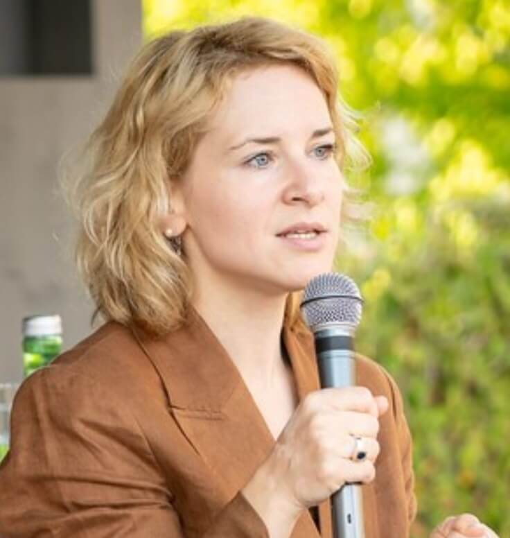 Frauenministerin Holzleitner sagt nichts zu frauenfeindlichem Bestseller.