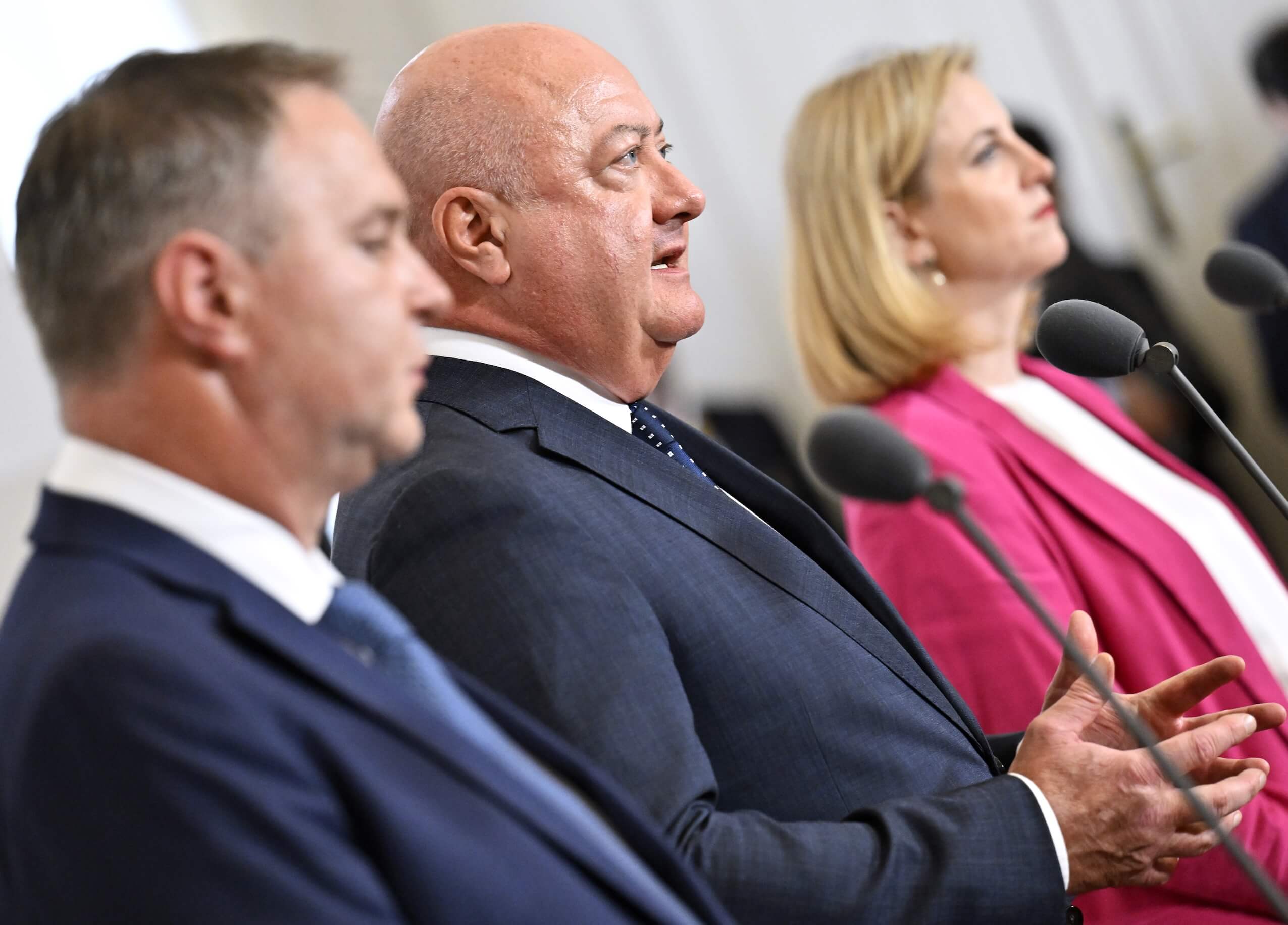 Abermillionen an Steuergeldern fließen weiter an Klima-NGOs – Wirtschaftskrise hin oder her. Im Bild (v.l.n.r.) Vizekanzler Babler (SPÖ), Kanzler Stocker (ÖVP), Außenministerin Meinl-Reisinger (NEOS).