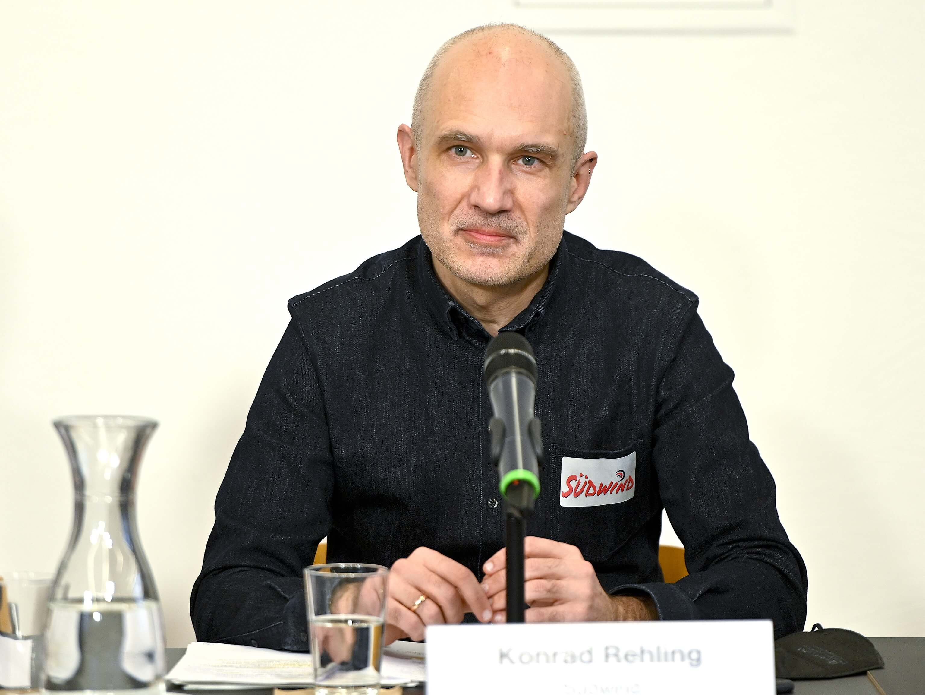 Südwind-Geschäftsführer Konrad Rehling (Bild) fordert den vollständigen Ausstieg aus Öl, Gas und Kohle.