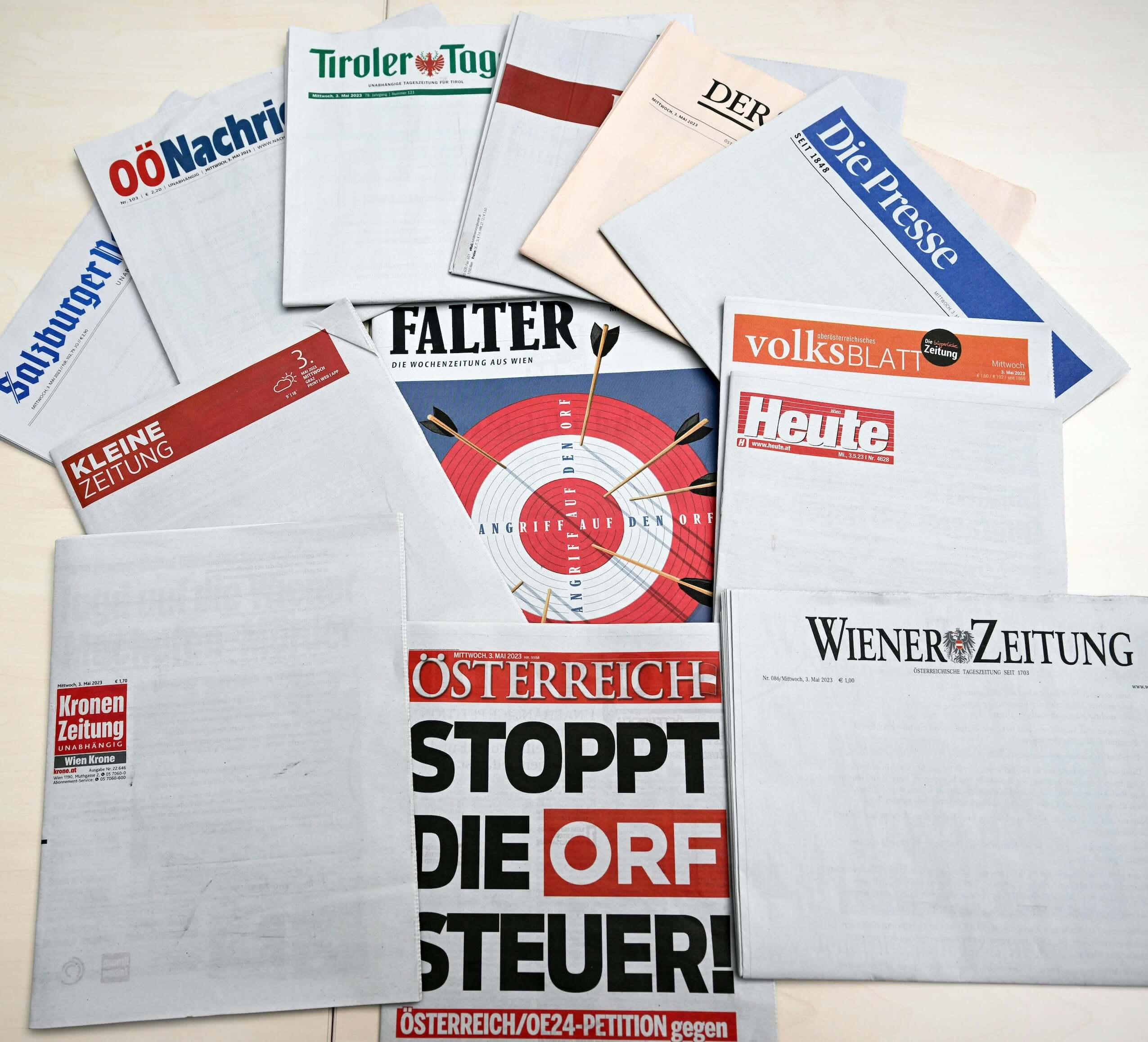 Die Titelseiten von Österreichs Tageszeitungen blieben am 3. Mai 2023, dem „Tag der Pressefreiheit“, leer. So protestierten die im VÖZ vertretenen Printmedien gegen die geplanten ORF-Novellen.