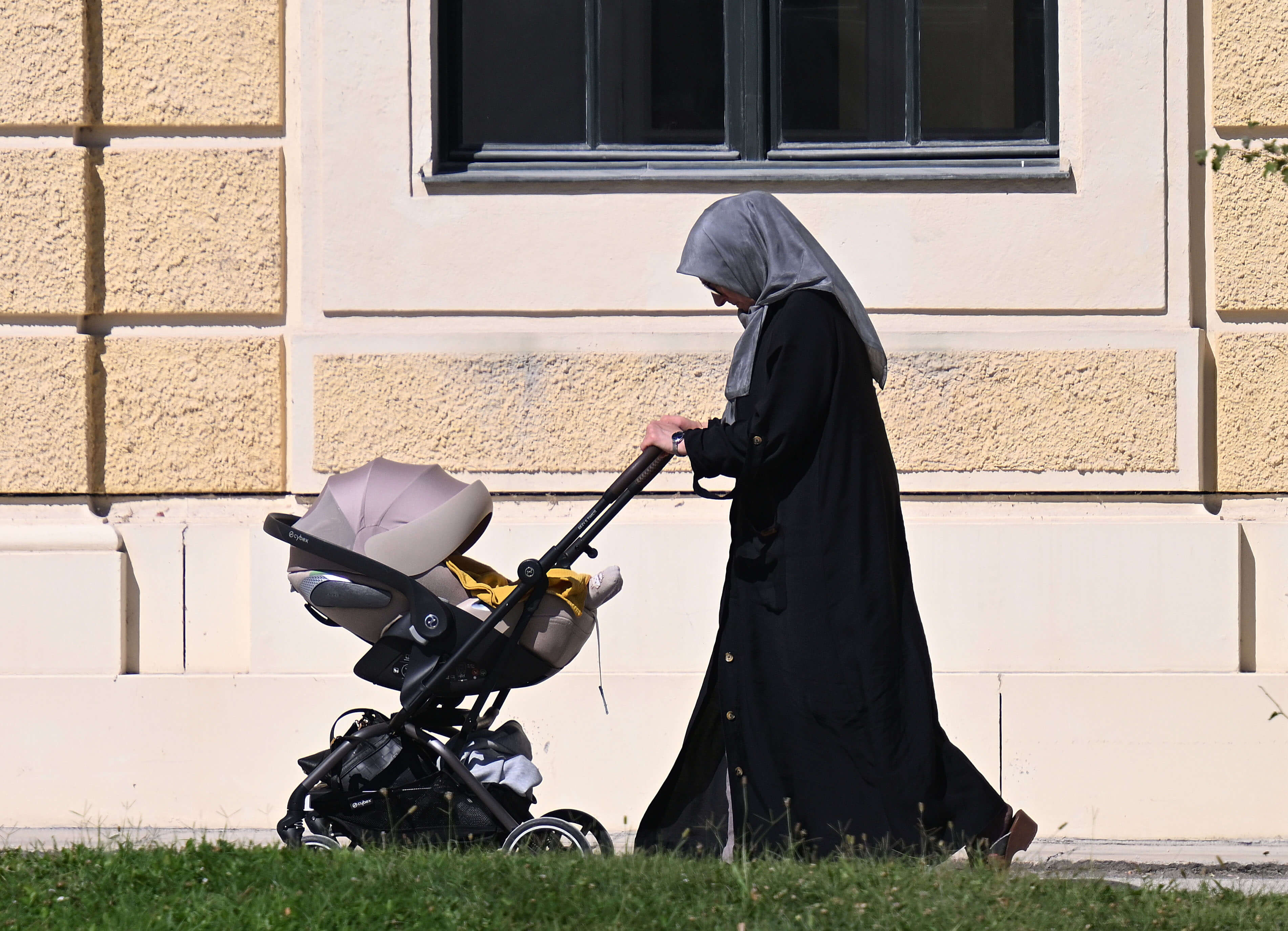 Frau mit Kinderwagen: Die Kinderzuschläge machen Wien für Migranten besonders attraktiv.