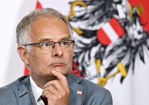 Das drohende Defizit von 4,9 Prozent des BIP setzt Finanzminister Markus Marterbauer (SPÖ) unter Druck – geplant waren 4,5 Prozent, erlaubt sind laut EU nur 3 Prozent.