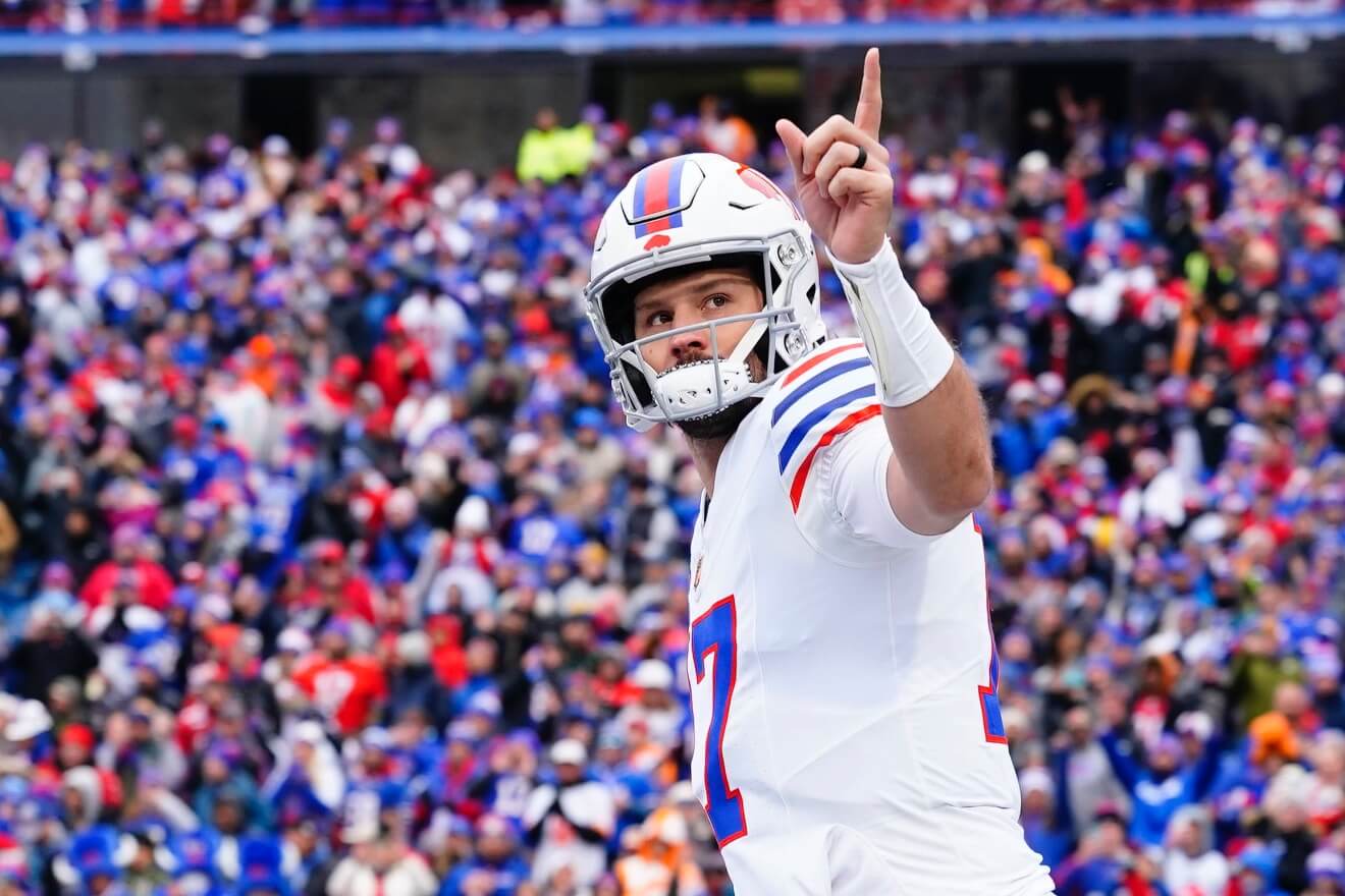 Bills-Quarterback Josh Allen wirft und erläuft jeweils drei Touchdowns