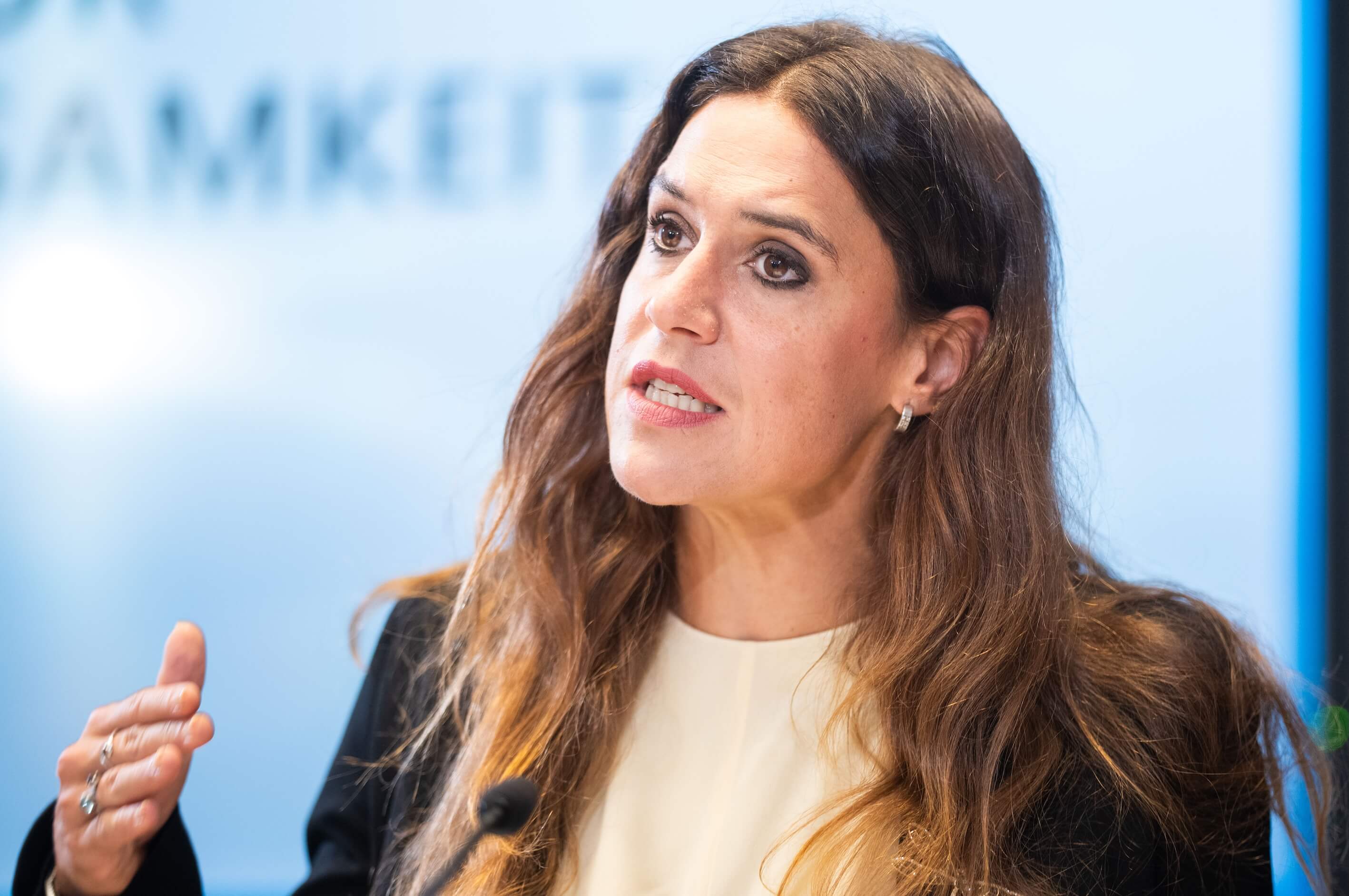 Hoffen auf bessere Zeiten ist kein Rezept, sagt Monika Köppl-Turyna (Bild). Und Pensions- und Gehaltserhöhungen werden zum Nullsummenspiel, wenn sie die Inflation antreiben und gleichzeitig der Wohlstand sinkt.