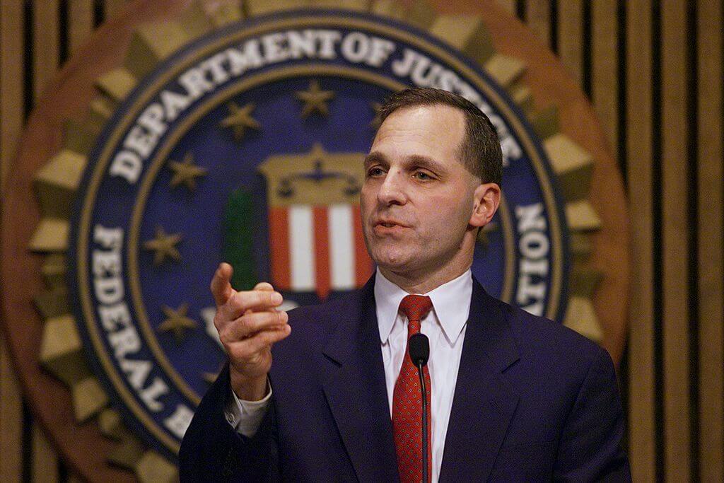 2000: FBI-Direktor Louis Freeh informiert über die Verhaftung des Maulwurfs Robert Hanssen: In den USA gilt bei Innentätern Nulltoleranz.
