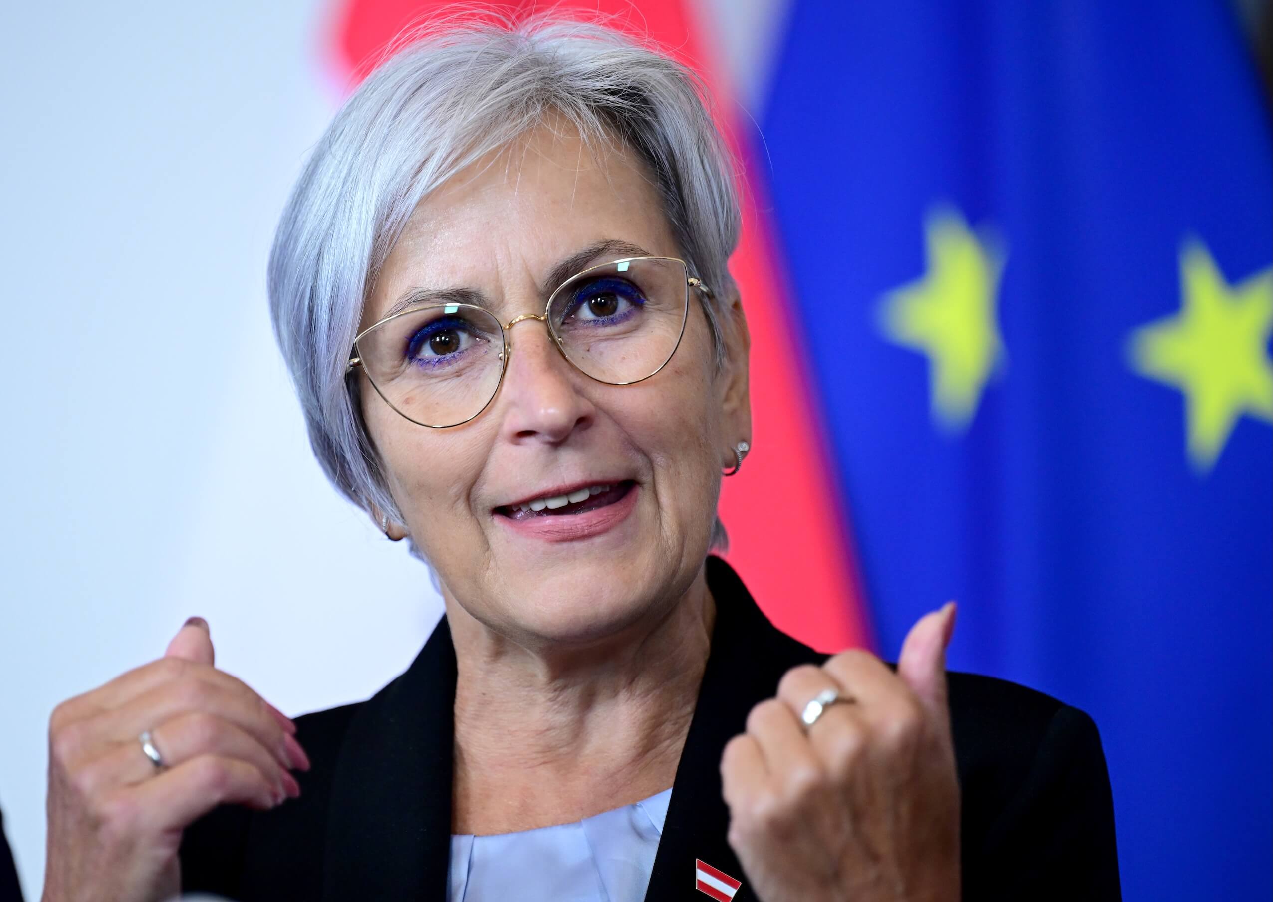 Warum die Staatsanwaltschaft Wien keine U-Haft verhängt hat, wollte der exxpress von Justizministerin Anna Sporrer (SPÖ) wissen – und wartet noch auf eine Antwort.