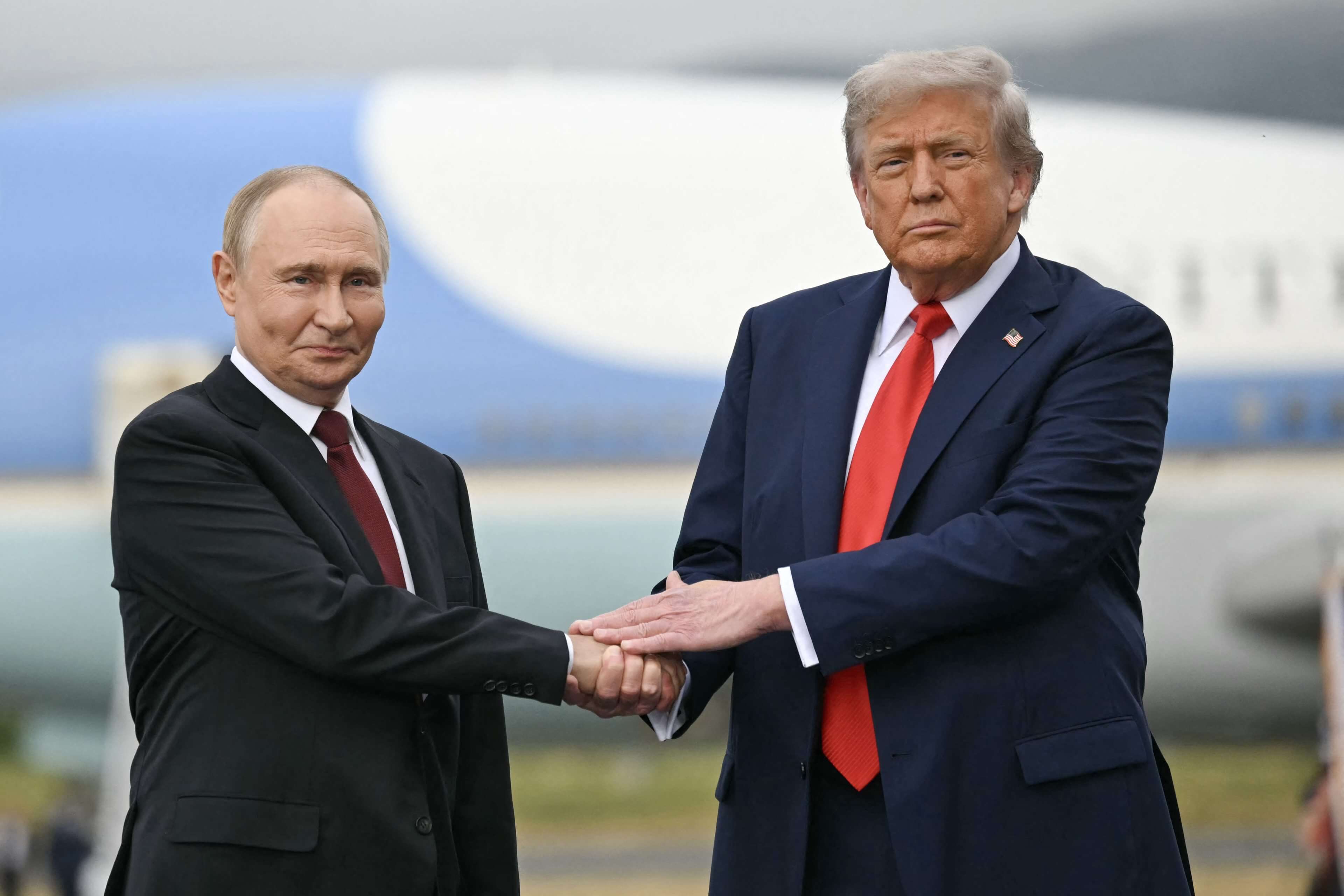 US-Präsident Donald Trump begrüßte den russischen Präsidenten Wladimir Putin bereits am 15. August auf der Joint Base Elmendorf-Richardson in Alaska. Die Verhandlungen blieben vorerst erfolglos.