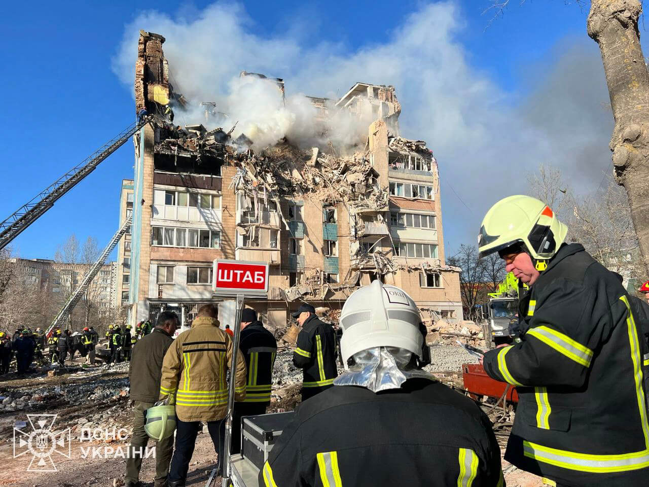 Einsatzkräfte bergen Überlebende aus einem zerstörten Wohnhaus in Ternopil. Bei dem russischen Raketen- und Drohnenangriff wurden mindestens 19 Menschen getötet – während Washington und Moskau parallel über einen Friedensplan verhandeln.