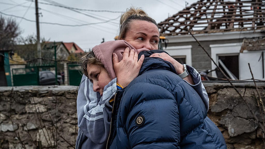 Frauen trauern vor einem Wohnhaus in Mykolajiw, das bei einem russischen Drohnenangriff zerstört wurde. Der Angriff verletzte mehrere Zivilisten. Ohne politische Lösung geht das Töten weiter.
