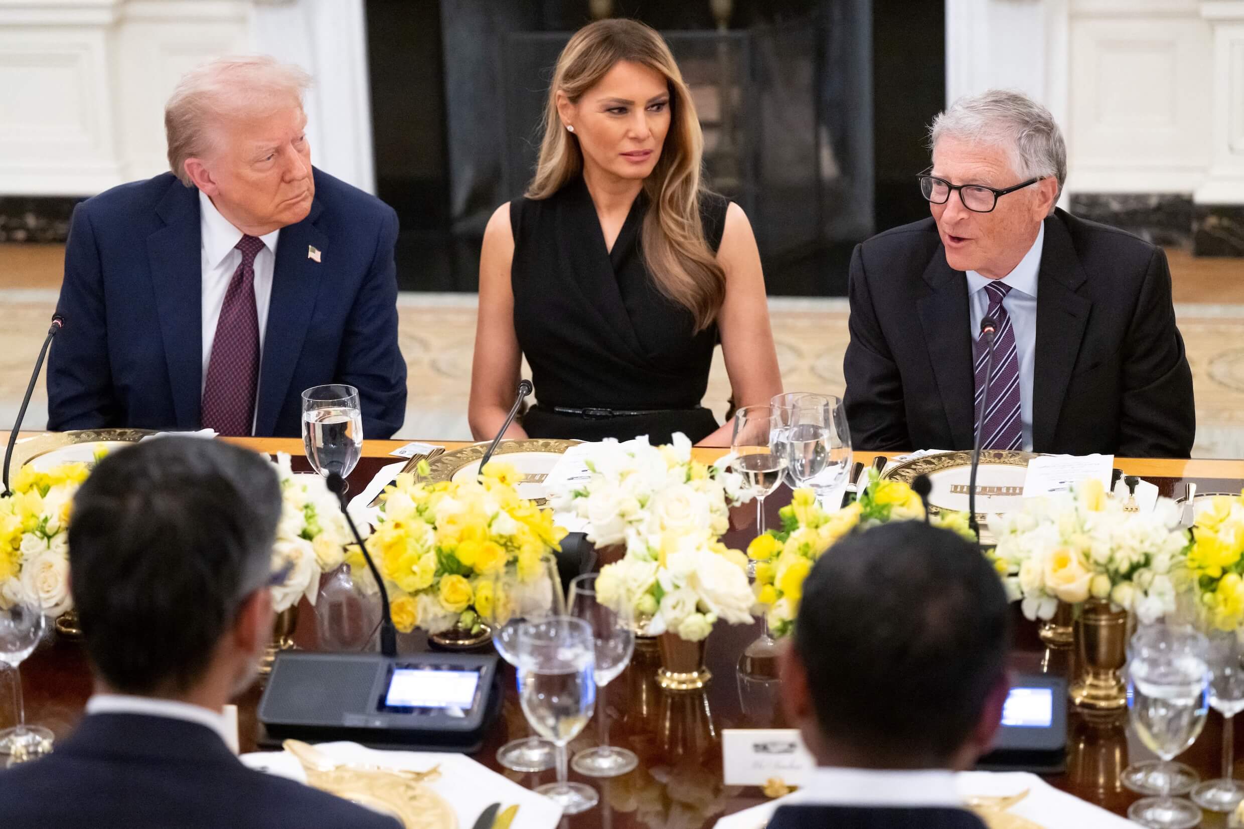 Auch Microsoft-Gründer Bill Gates lenkt ein. Im BIld: Gates (r.) bei einem Dinner im Weißen Haus – ihm zur Seite: US-Präsident Donald Trump (l.) und First Lady Melania Trump.