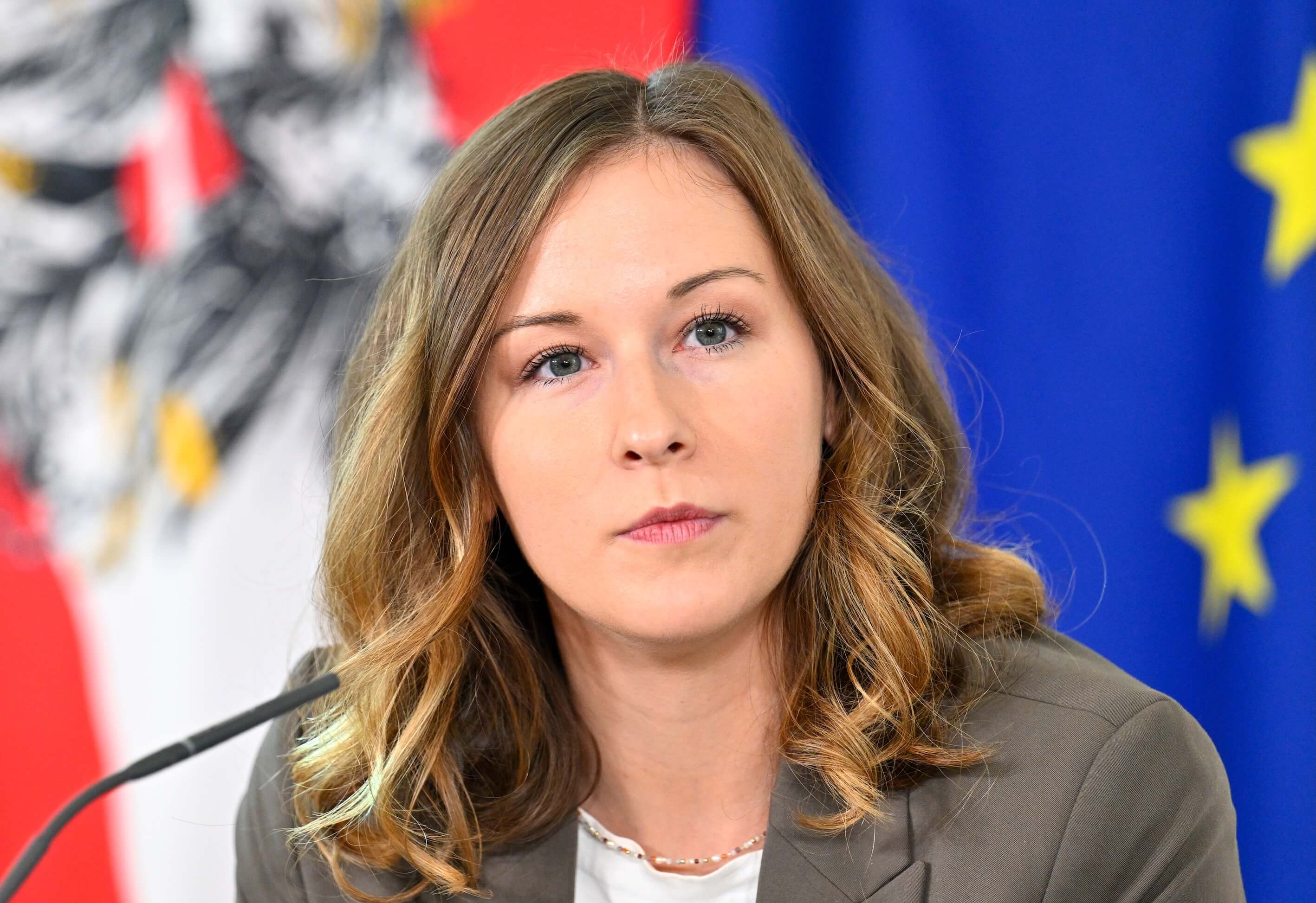 Integrationsministerin Claudia Plakolm (Bild, ÖVP) will das Kopftuchverbot für Unter-14-Jährige an Schulen durchsetzen – trotz Widerständen, auch aus der SPÖ.