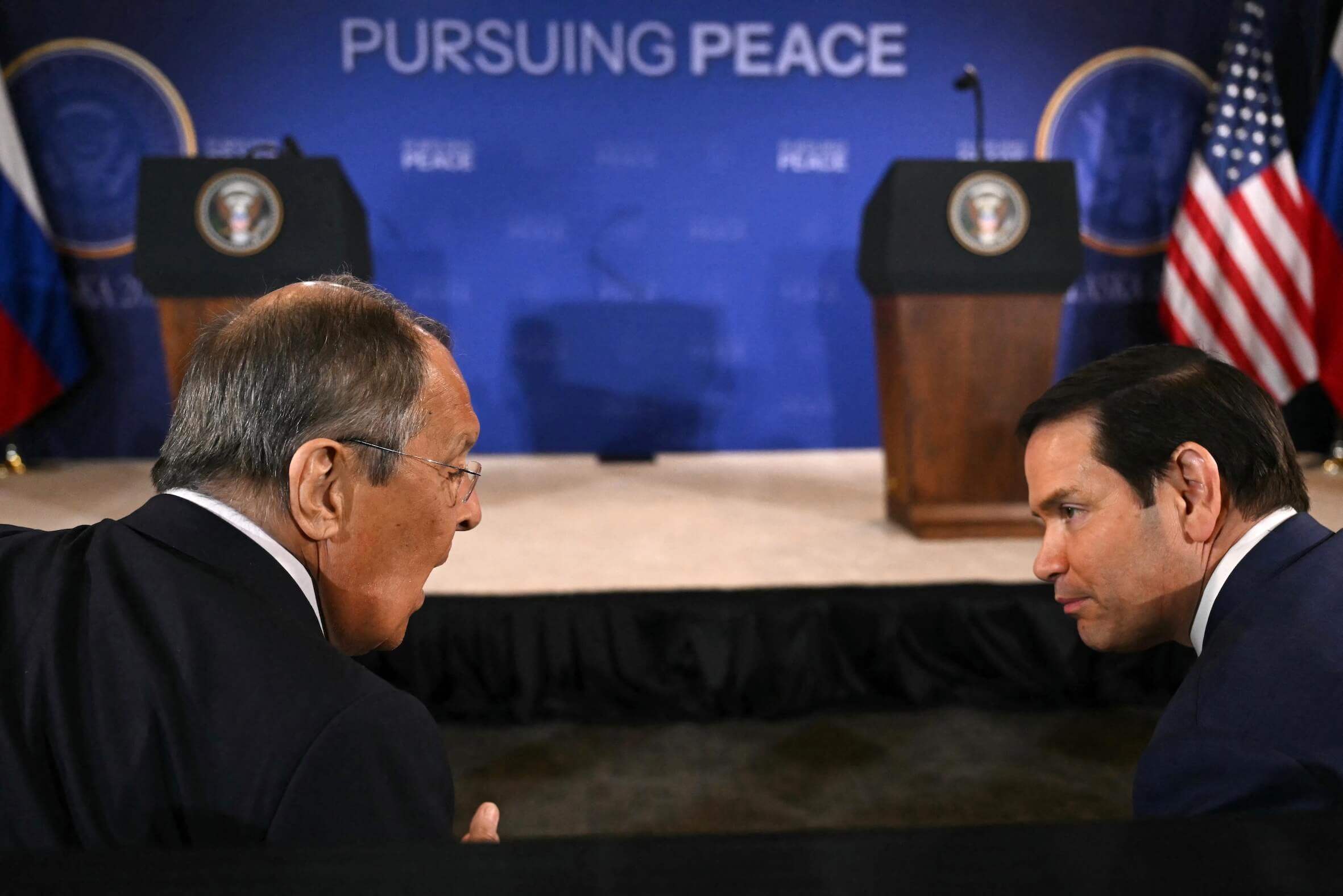 Außenminister im Vorraum, Präsidenten am Tisch: Amtskollegen Sergej Lawrow (l.) und Marco Rubio (r.) im Gespräch.