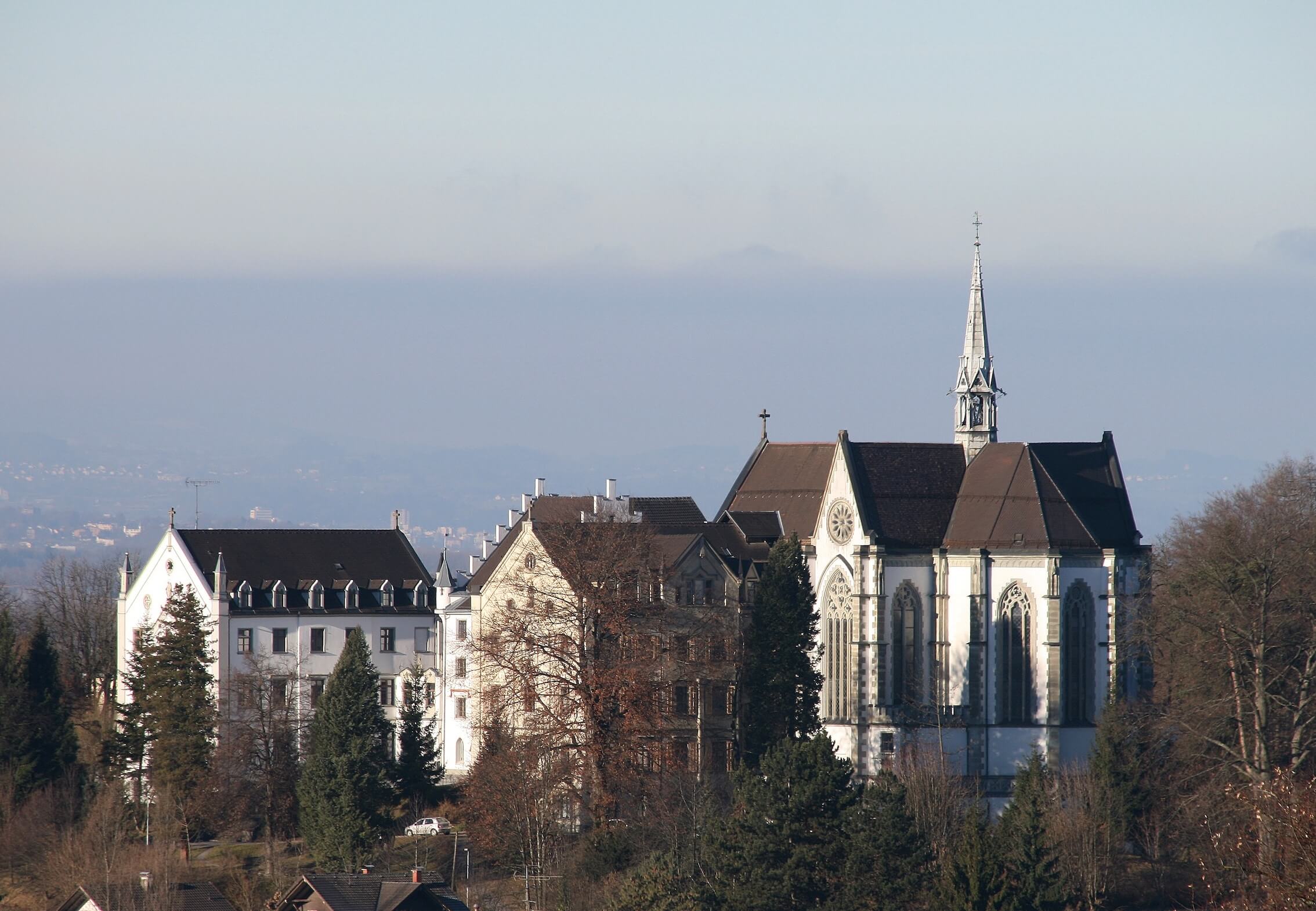 Ursprünglich als französischsprachige Schule für höhere Töchter ausgelegt umfasst das Sacré Coeur Riedenburg heute eine Höhere Lehranstalt für wirtschaftliche Berufe, ein Gymnasium, die International School und eine Volksschule.