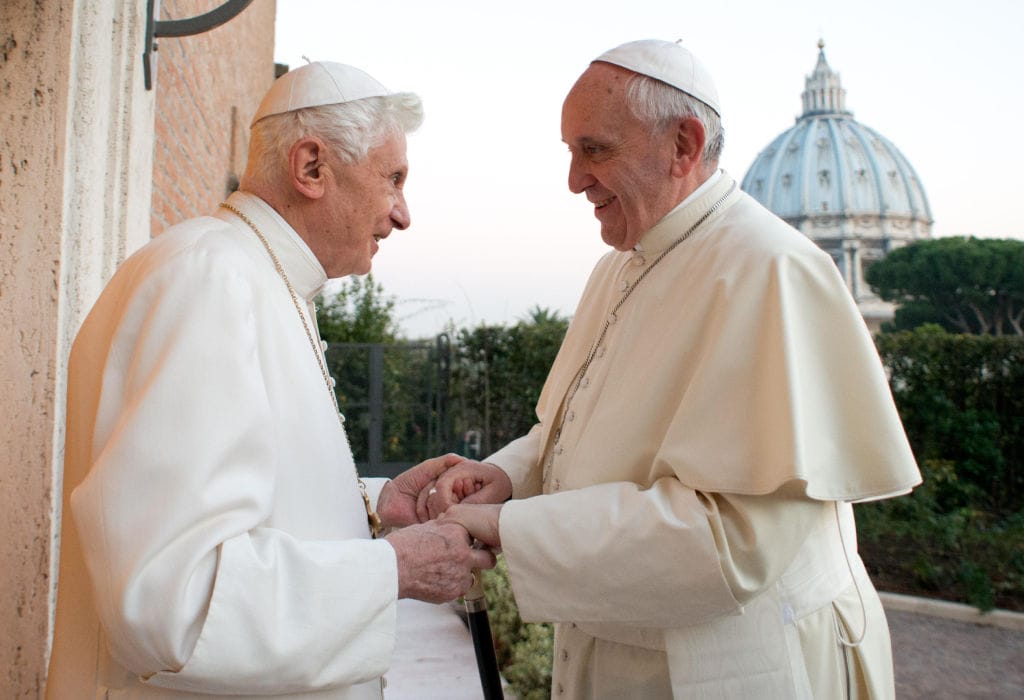 Gemäß katholischer Lehre gibt es zwei Geschlechter. Das bekräftigten auch die bisherigen Päpste. Im Bild: Benedikt XVI. und Franziskus.