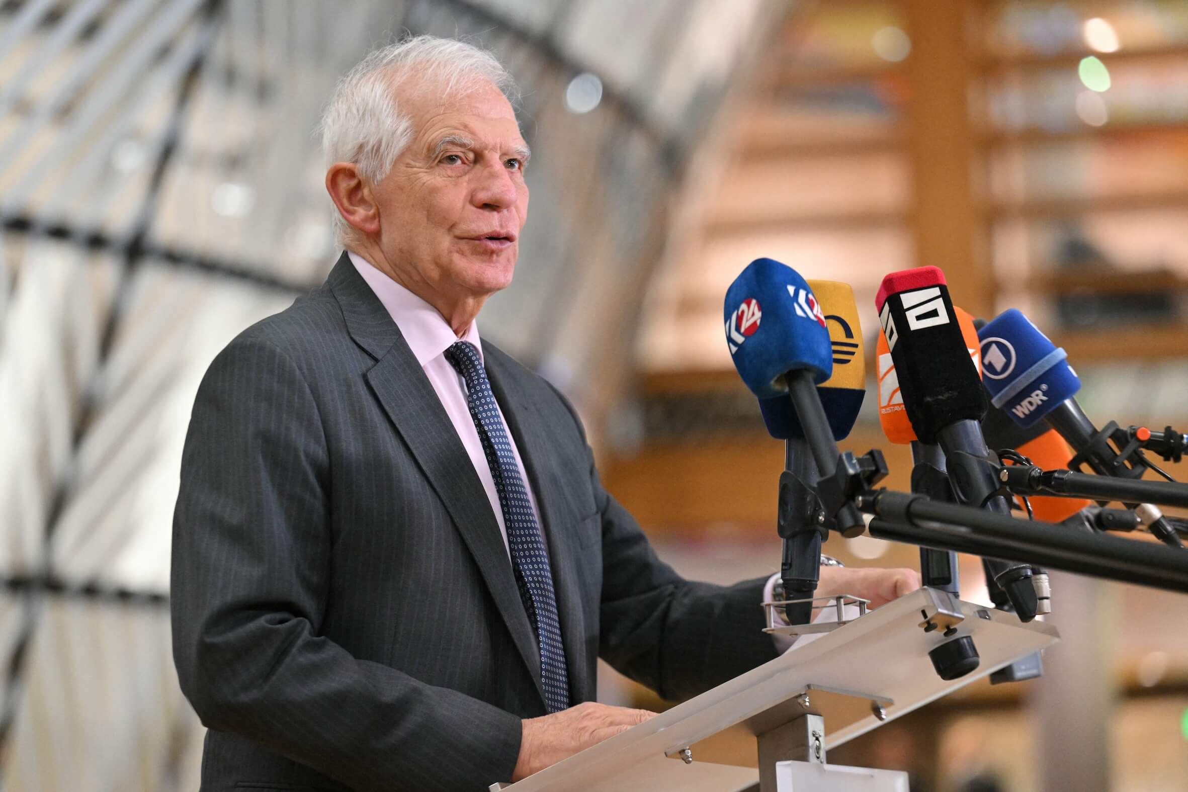 Ex-EU-Außenchef Josep Borrell: Sein Dienst leitete die Ausschreibung 2021/22. Heute ist er nicht Ermittlungsziel. Doch das Verfahren strahlt auf sein Umfeld.