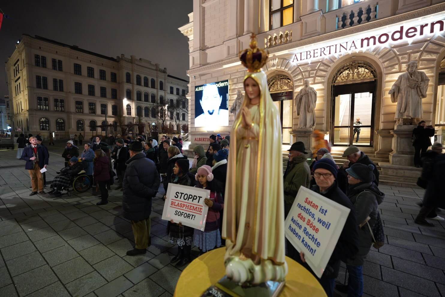 Am 8. Dezember versammelte sich eine Gruppe von Katholiken zu einem Rosenkranz-Sühnegebet vor dem Wiener Künstlerhaus.