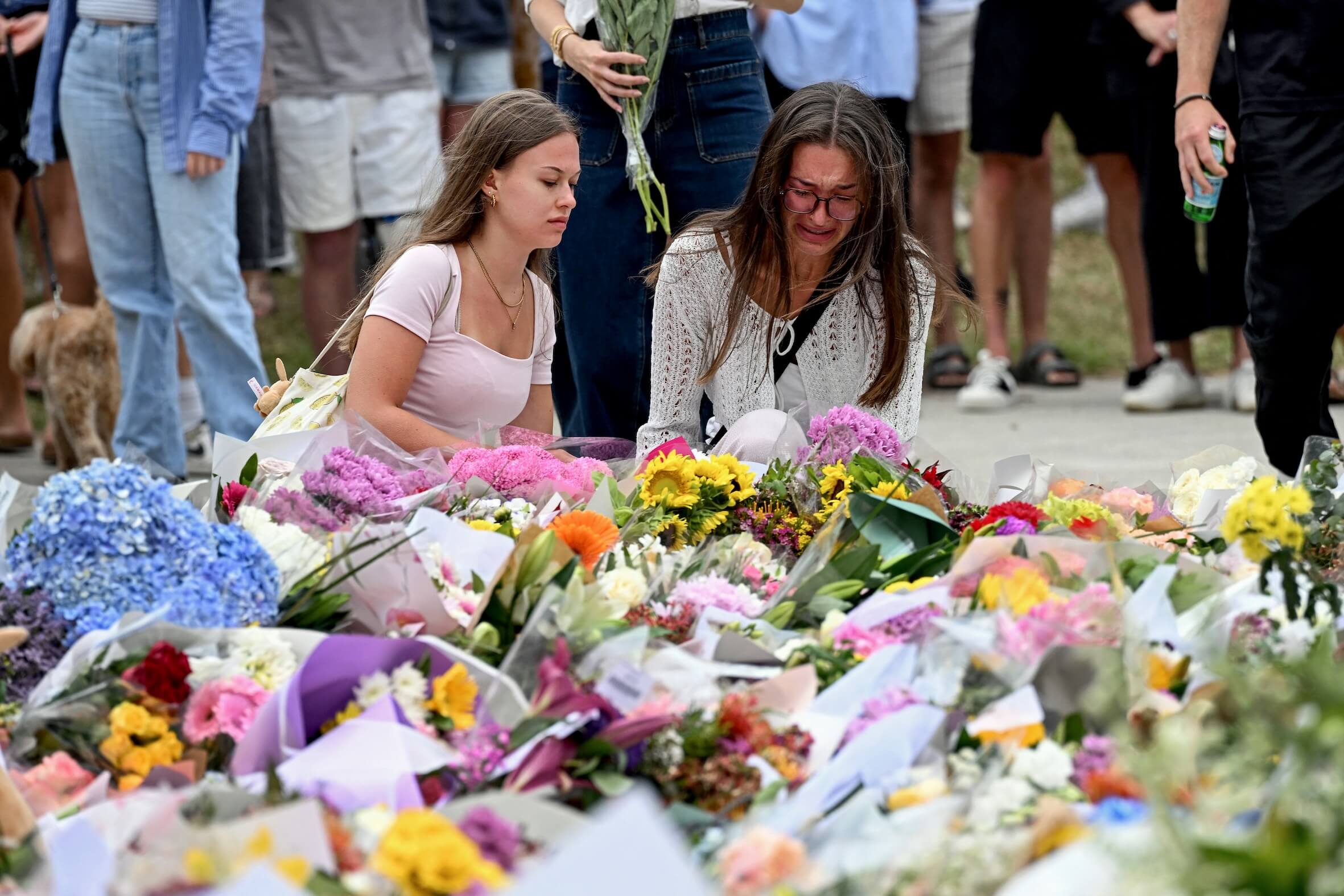 Trauer nach dem Terror: Blumen für die Opfer des antisemitischen Anschlags auf die Chanukka-Feier am Bondi Beach – 15 Menschen wurden ermordet.