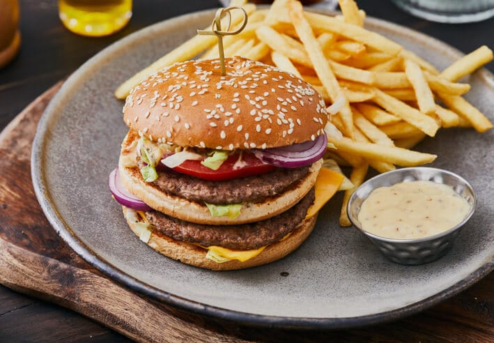 Beliebte Nahrungsmittel bei jungen Menschen: Burger und Pommes.