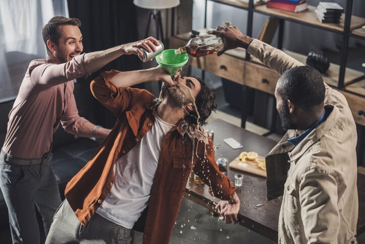 Junge Menschen trinken zwar nicht häufiger, dafür aber exzessiver.