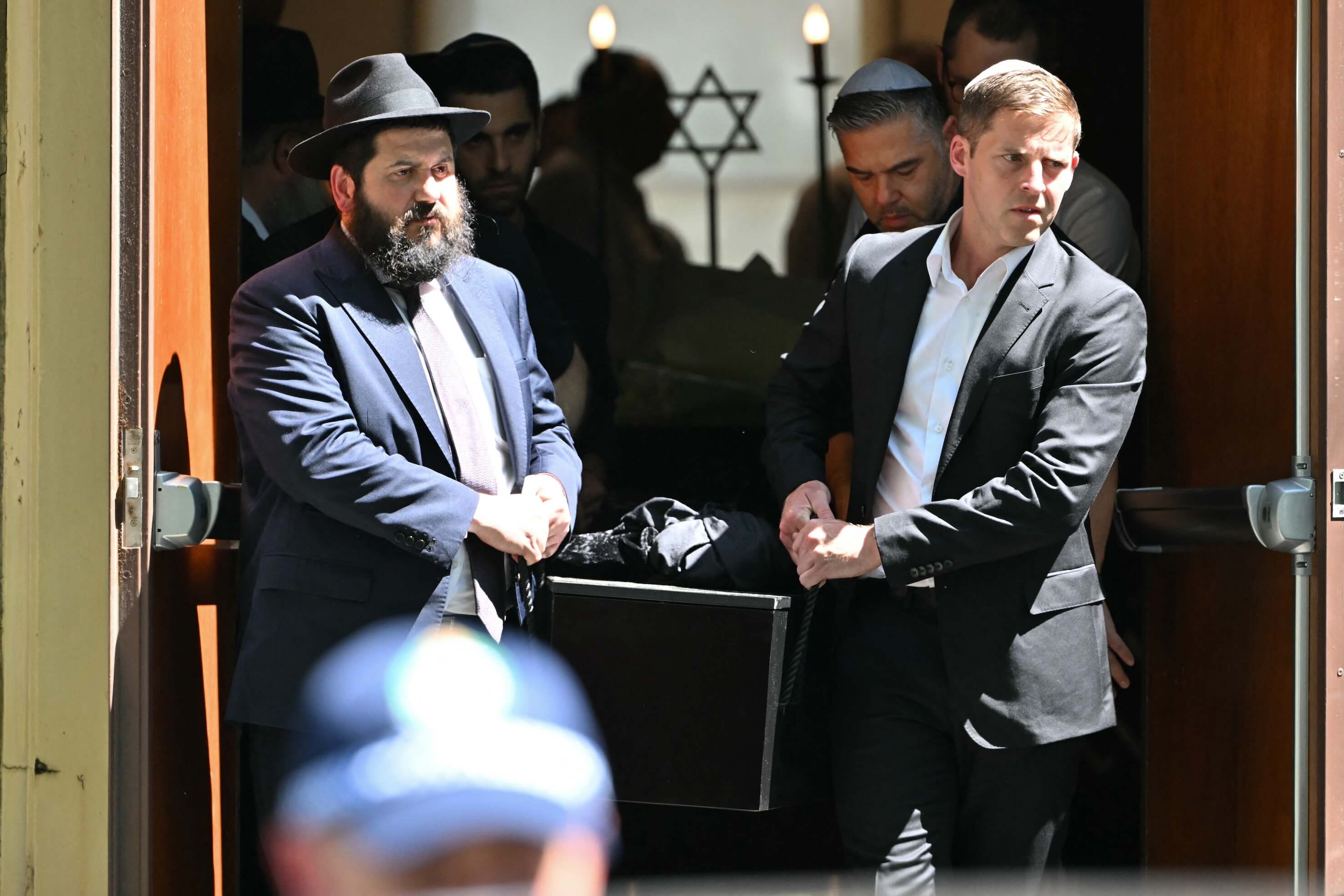 Sargträger bei der Beerdigung von Boris und Sofia Gurman in Sydney.